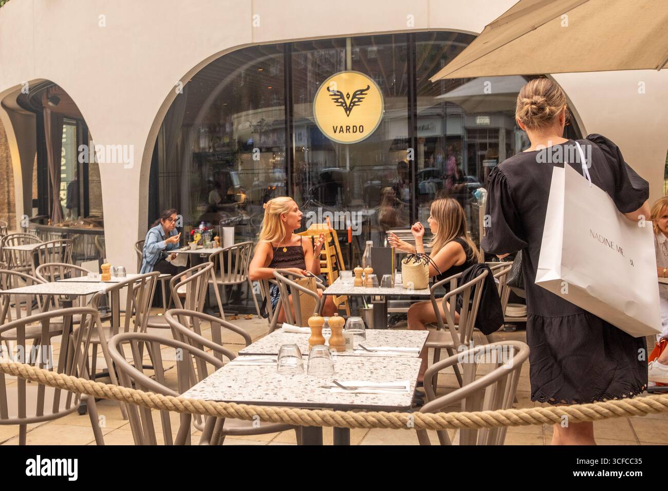 LONDON, 13. AUGUST 2025: Vardo Restaurant auf dem Duke of York Square an der Kings Road in Chelsea Stockfoto