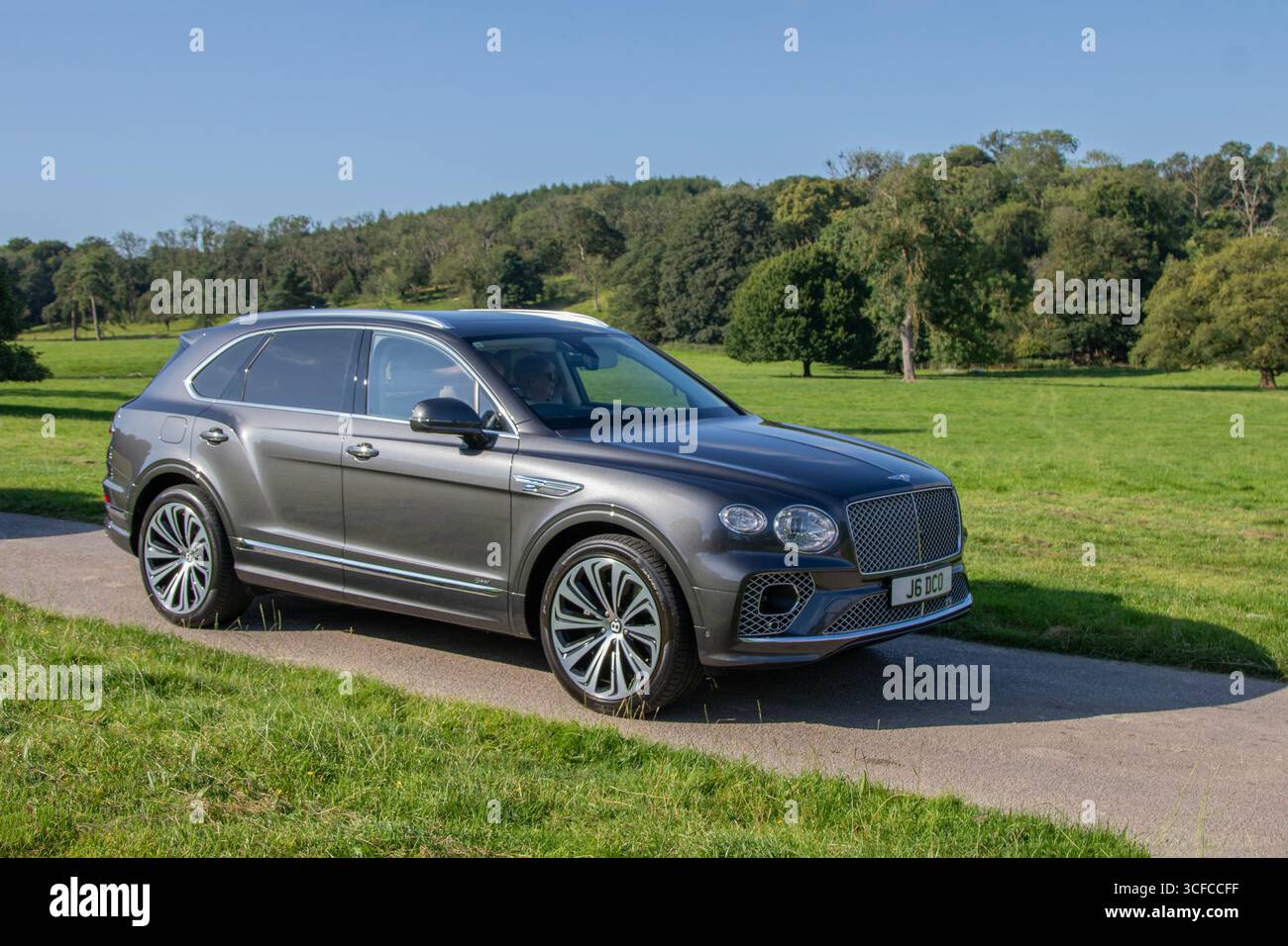 2021 Grey Bentley Bentayga V6 Hybrid Auto; Renntag-Fans von Hochleistungsfahrzeugen zeigen eine Veranstaltung im Leighton Hall Estate, Carnforth, Großbritannien Stockfoto