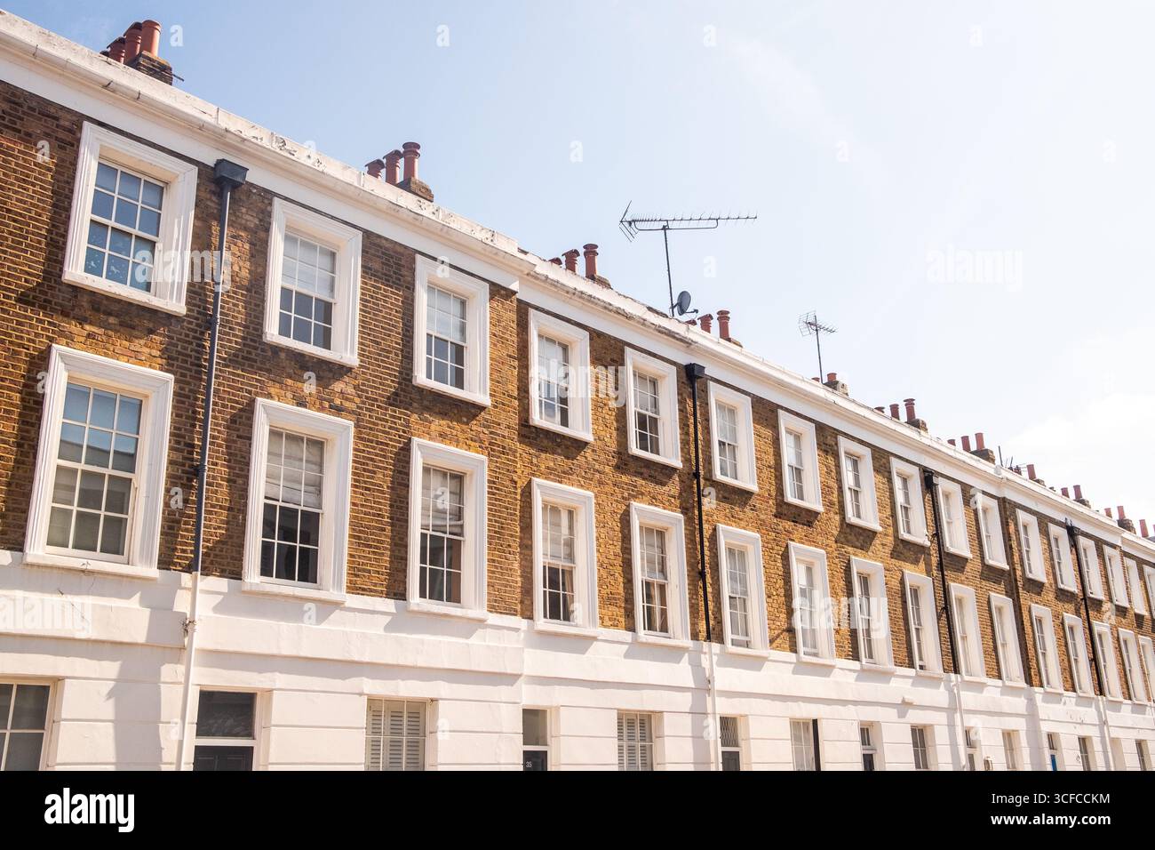 London - Stuckfassade frühe viktorianische Terrassen und Häuser im spätviktorianischen/edwardianischen Herrenstil aus roten Backsteinen Stockfoto