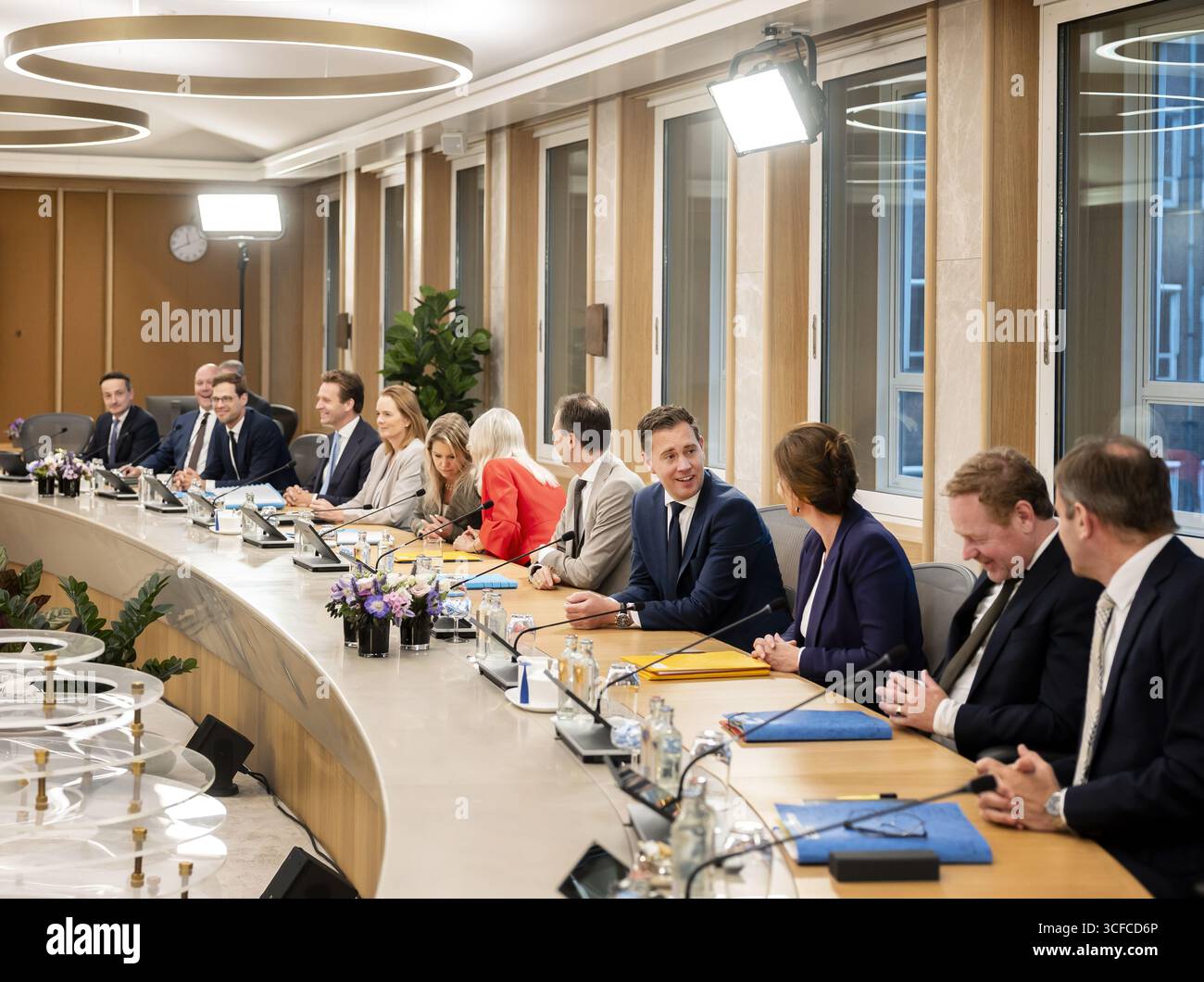 DEN HAAG - Minister und Staatssekretäre zu Beginn der Tagung des Ministerrates im Ministerium für Allgemeine Angelegenheiten. ANP REMKO DE WAAL niederlande raus - belgien raus Stockfoto