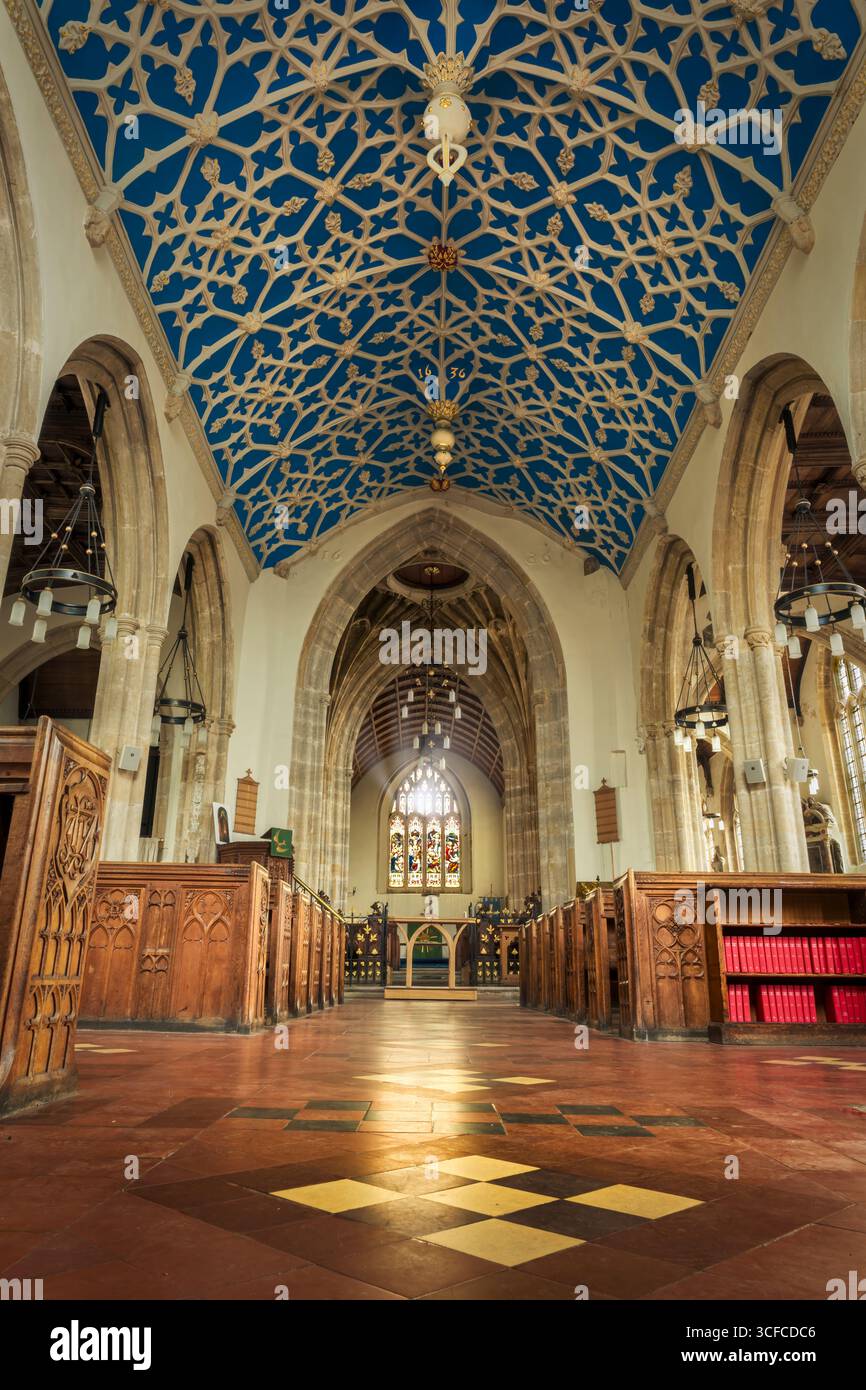 Axbridge, Somerset - das Innere der St. John the Baptist Church in Axbridge, die die kunstvolle Kirchenschiffdecke aus dem Jahr 1636 zeigt. Axbridge ist ein kleiner Schlepper Stockfoto