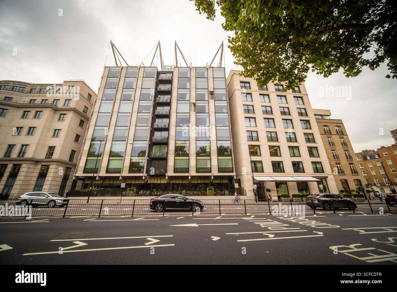 LONDON, 19. AUGUST 2025: The Berkeley London. Luxuriöses 5-Sterne-Hotel in Knightsbridge. Stockfoto
