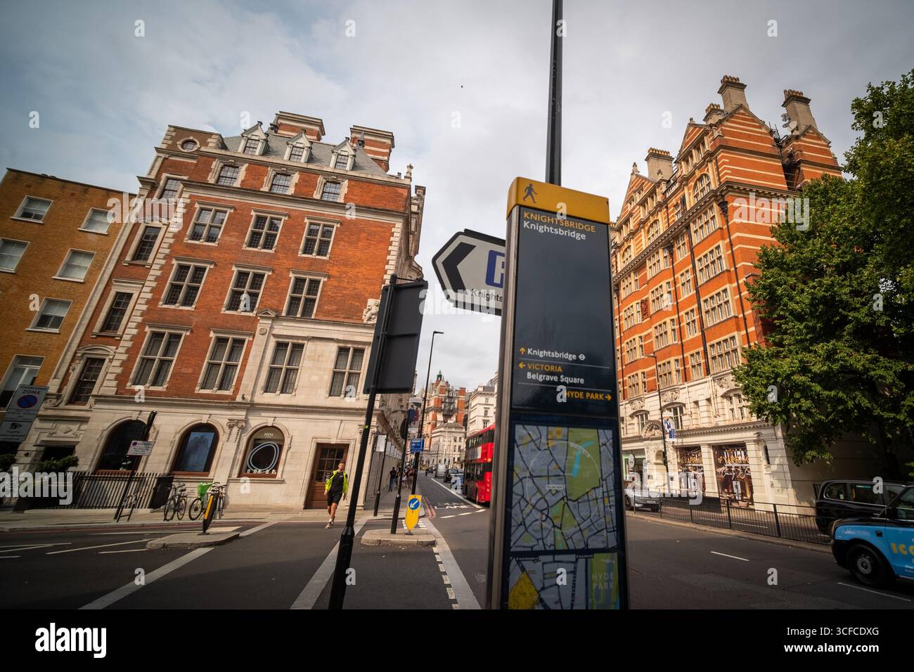LONDON, 19. AUGUST 2025: Hinweisschild Knightsbridge in der Nähe von renovierten Gebäuden an der Knightsbridge Road – ein exklusives Ziel für Einzelhandelsgeschäfte Stockfoto