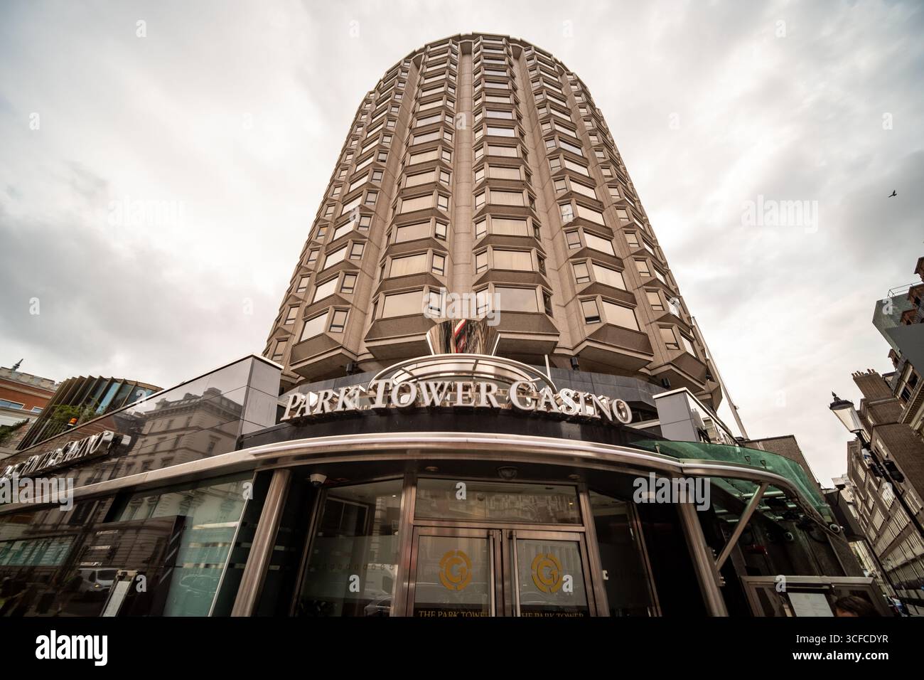 LONDON, 19. AUGUST 2025: Park Tower Casino in Knightsbridge, Teil des Park Tower Hotels Stockfoto