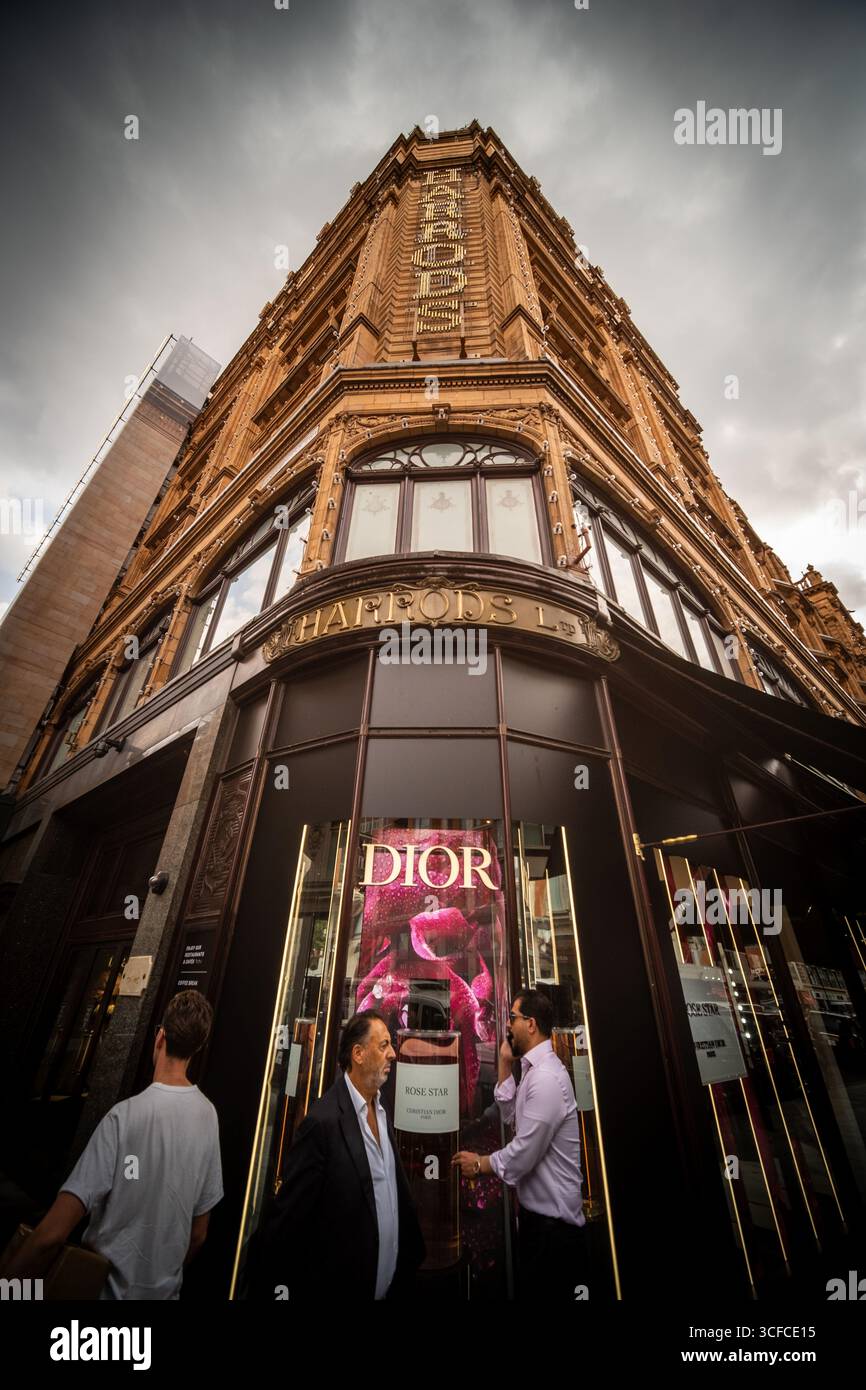LONDON, 19. AUGUST 2025: Weite Sicht nach oben auf Harrods in Knightsbridge im Westen Londons Stockfoto