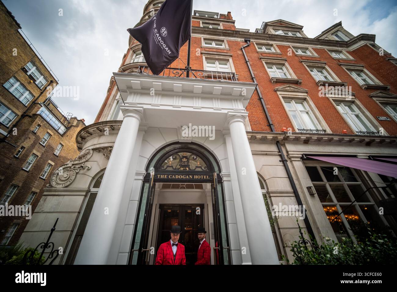 LONDON, 19. AUGUST 2025: Das Cadogan Belmont Hotel in der Sloane Street in Chelsea Knightsbridge. Stockfoto