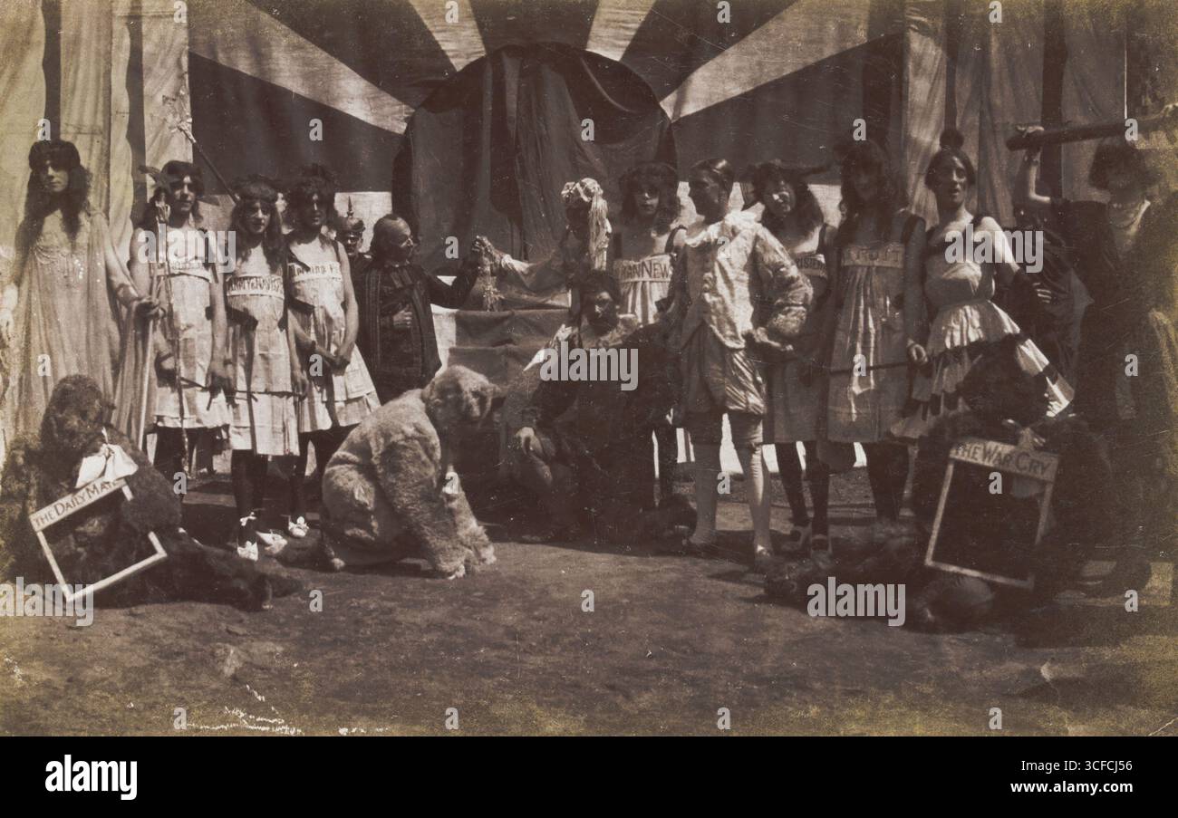 Britische Soldaten, die eine Skizze über die Macht der Presse, 1918. Stockfoto