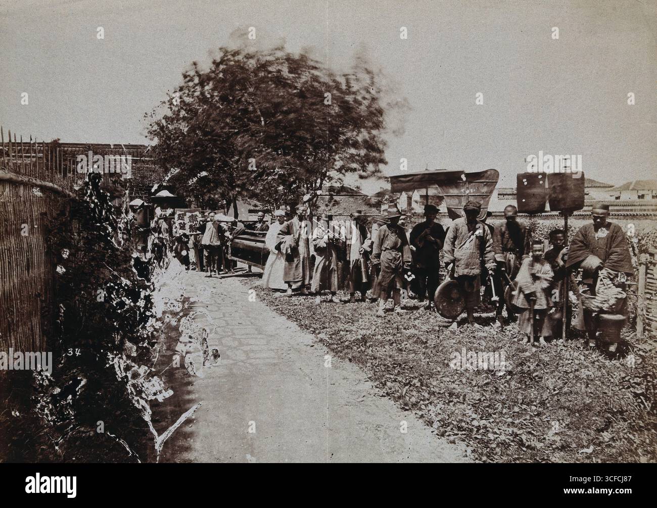 Shanghai, China: Ein Trauerzug mit Menschen, die Banner tragen, 1880er Jahre Stockfoto