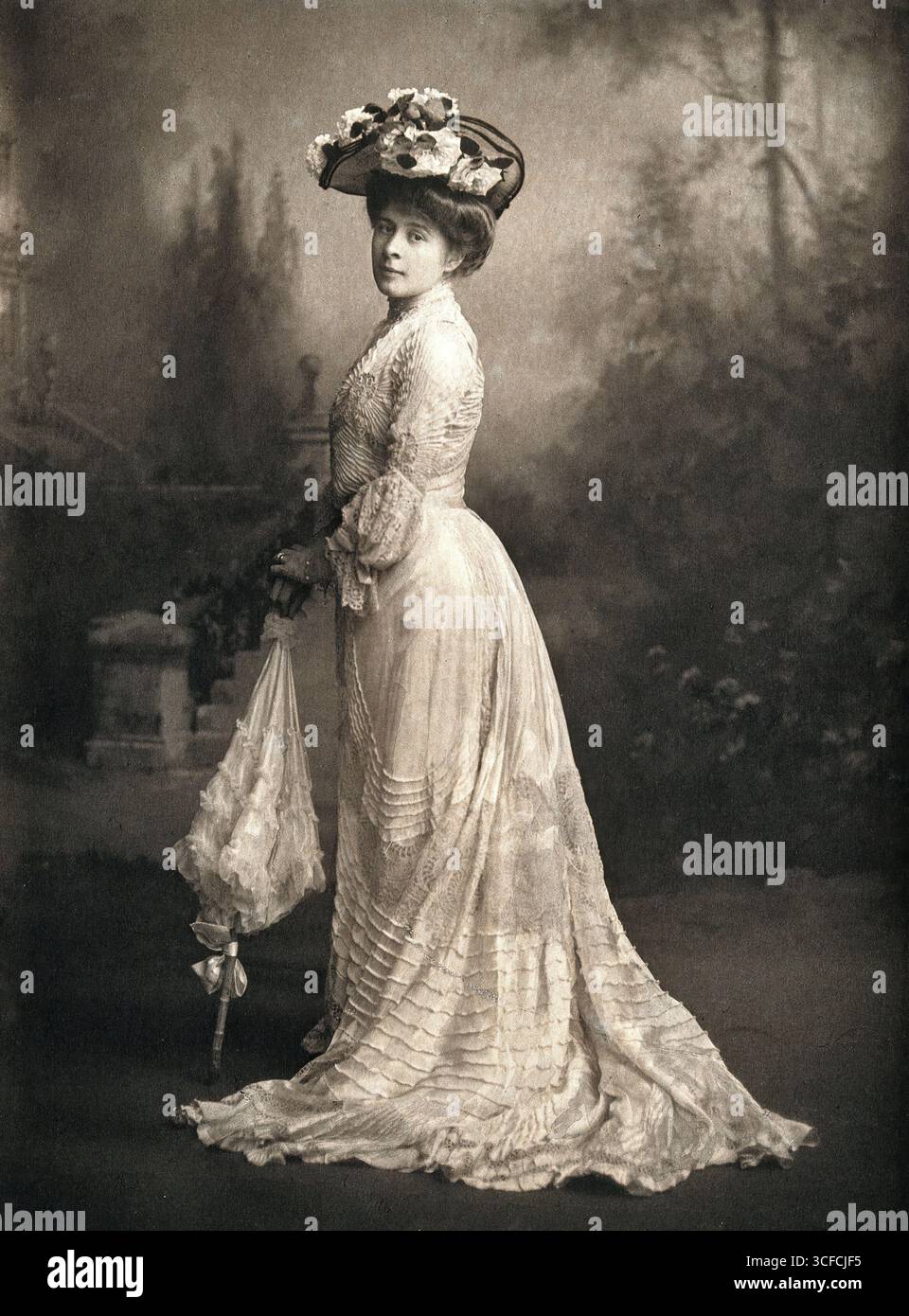 Gwendoline Syrie Maud Wellcome, 1900er Jahre. Syrie Maugham war eine der führenden britischen Innenarchitekten der 1920er und 1930er Jahre, die komplett in weiß dekorierte Zimmer populär machte. Sie war die Tochter von Thomas John Barnardo, dem Gründer der Wohltätigkeitsorganisation Barnardo für bedürftige Kinder, und seiner Frau Sarah Louise „Syrie“ Elmslie. Sie heiratete den Pharmaunternehmer und Sammler Henry Wellcome, aber die Ehe war unglücklich und sie bekam später ein Kind des Autors William Somerset Maugham. Stockfoto