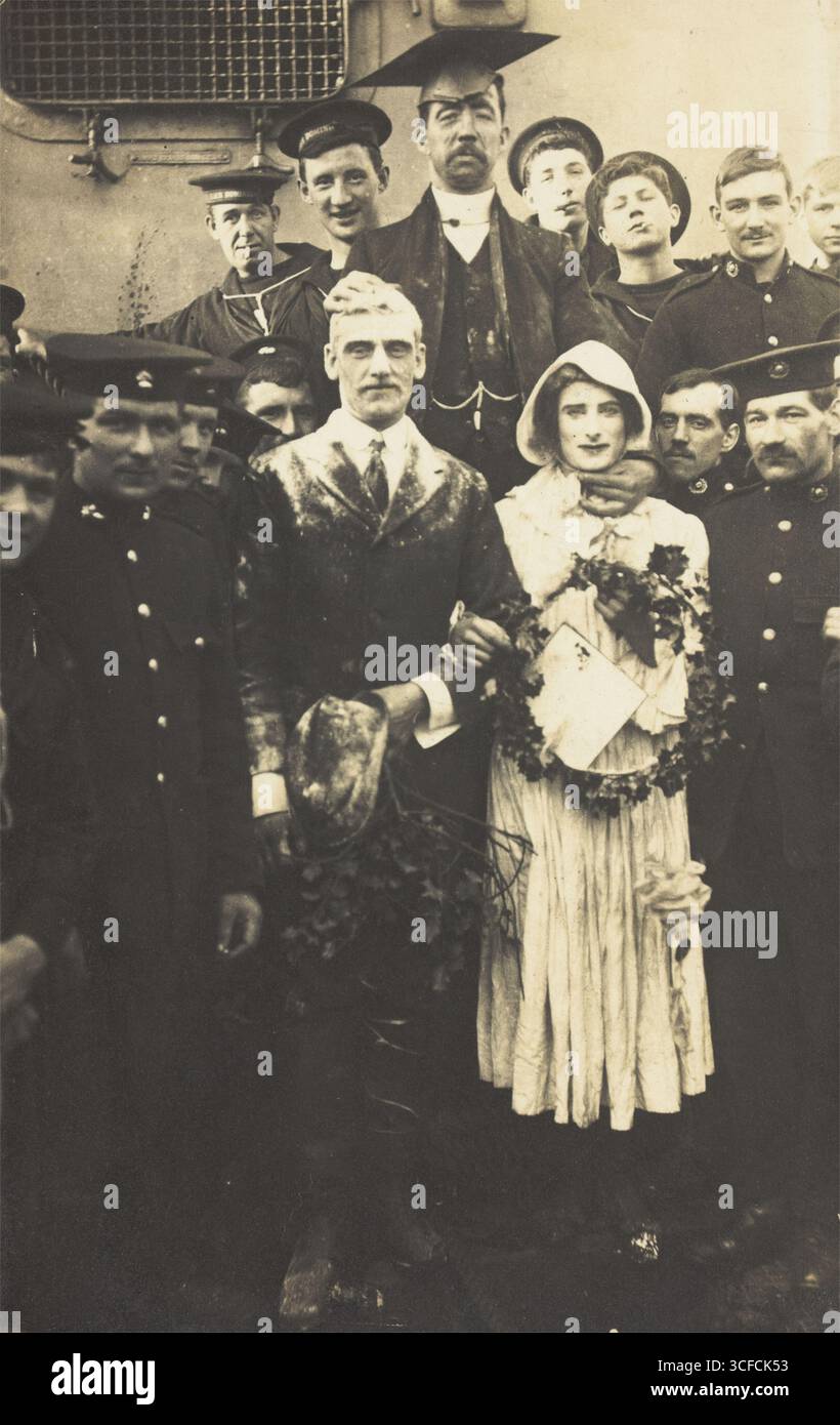 Seeleute auf HS Dominion, einer im Brautzug, führen am Weihnachtstag 1915 eine Scheinhochzeit durch. Stockfoto