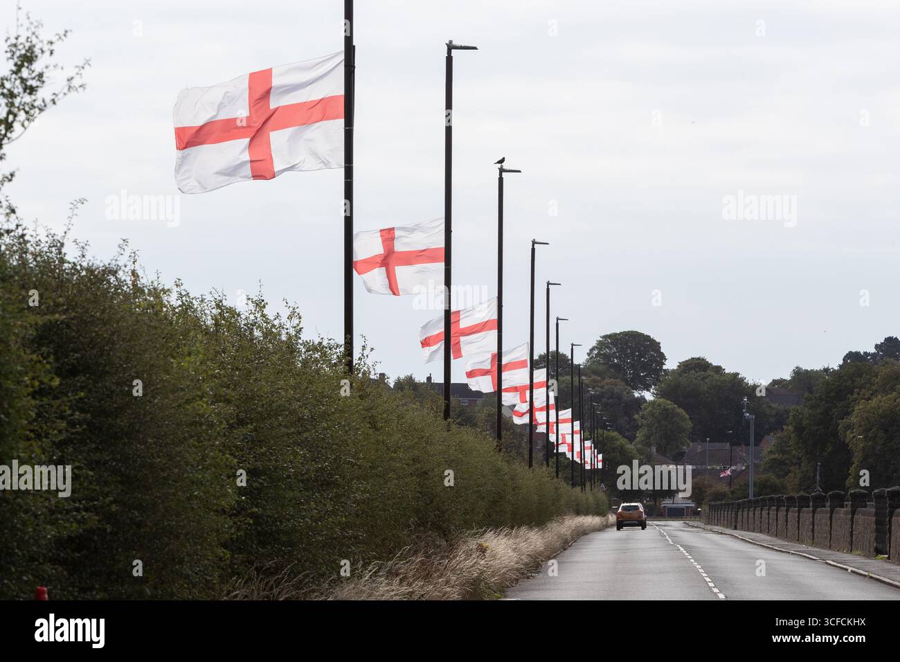 Birmingham, Großbritannien. 2025. Eine Vielzahl von St. George's Flaggen fliegt im Bartley Green Area in Birmingham, West Midlands. Der jüngste Trend hat sich auf mehrere Städte im Vereinigten Königreich ausgeweitet und hat Fragen an die betreffenden Räte aufgeworfen. Quelle: Peter Lopemam/Alamy Live News Stockfoto