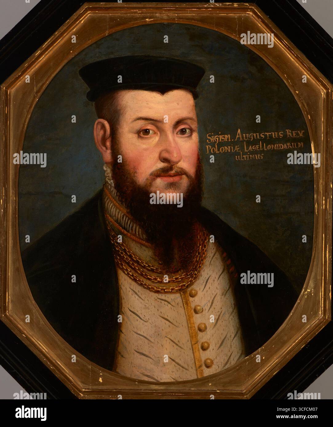 Porträt von Sigismund Augustus (1520–1572), König von Polen, 1550–1650. Zusätzliche Info: Das Porträt von Sigismund II auf dem Blech ist mit Geschick gemalt. Das Gesicht des Lineals ist schlank und lang, die dunklen Augen blicken den Betrachter mit aller Schärfe an. Der König trägt eine dunkle Baskenmütze und westeuropäische Kleidung, die er normalerweise trug. Die Inschrift auf der rechten Seite des Kopfes zeigt die Identität des Modells an und besagt, dass er „der letzte der Jagiellonier“ war. Die Inschrift wurde wahrscheinlich nach dem Tod des Herrschers gemacht. Stockfoto