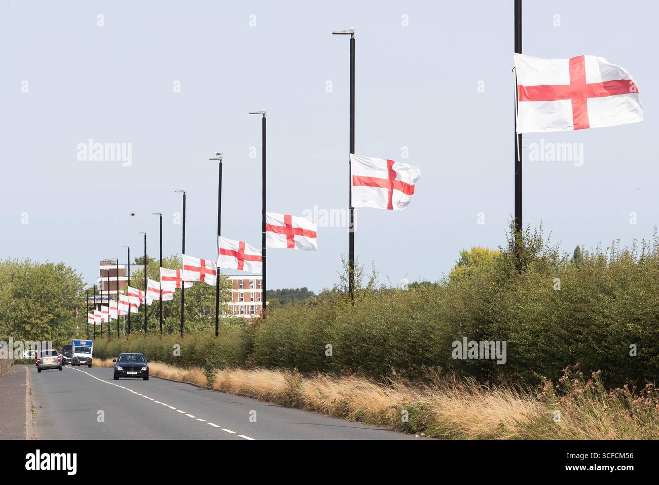 Birmingham, Großbritannien. 2025. Eine Vielzahl von St. George's Flaggen fliegt im Bartley Green Area in Birmingham, West Midlands. Der jüngste Trend hat sich auf mehrere Städte im Vereinigten Königreich ausgeweitet und hat Fragen an die betreffenden Räte aufgeworfen. Quelle: Peter Lopemam/Alamy Live News Stockfoto