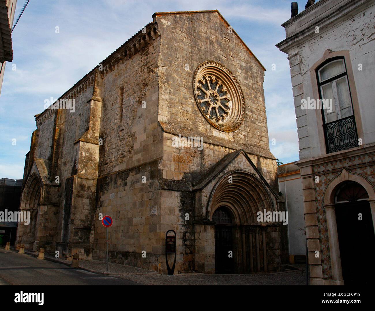 Kirche Sao Joao de Alporao, Santarém, Portugal, 12.-13. Jahrhundert (2008). Romanische und gotische Stile. Allgemeine Ansicht des Tempels, umgewandelt in Archäologisches Museum. Bezirk von Setúbal. Stockfoto