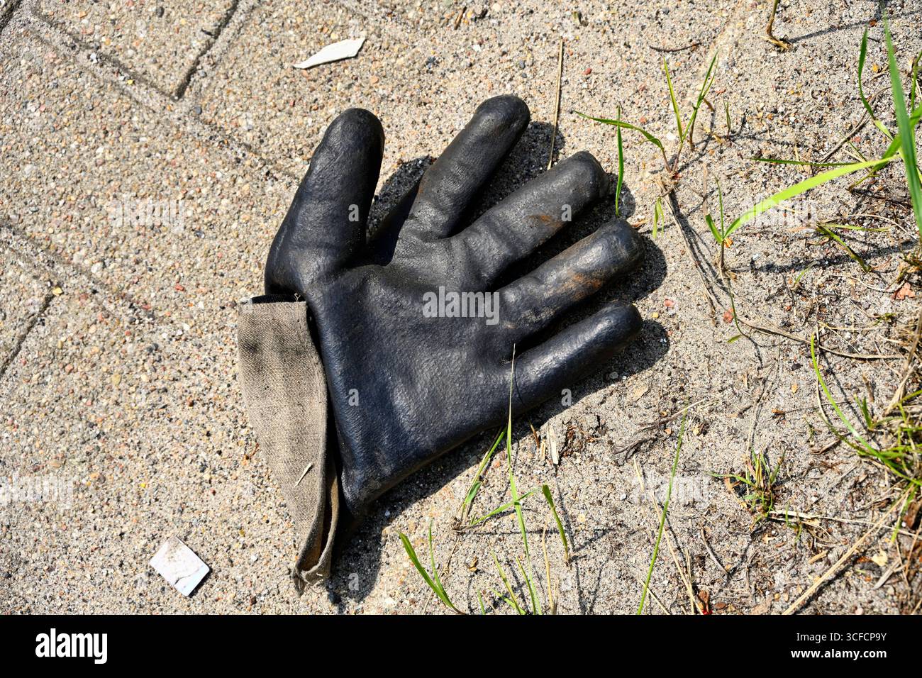 Arbeitshandschuh eines Hafenarbeiters im Hafengebiet von Hamburg, Deutschland *** Arbeitshandschuh eines Hafenarbeiters im Hafengebiet von Hamburg, Deutschland Stockfoto