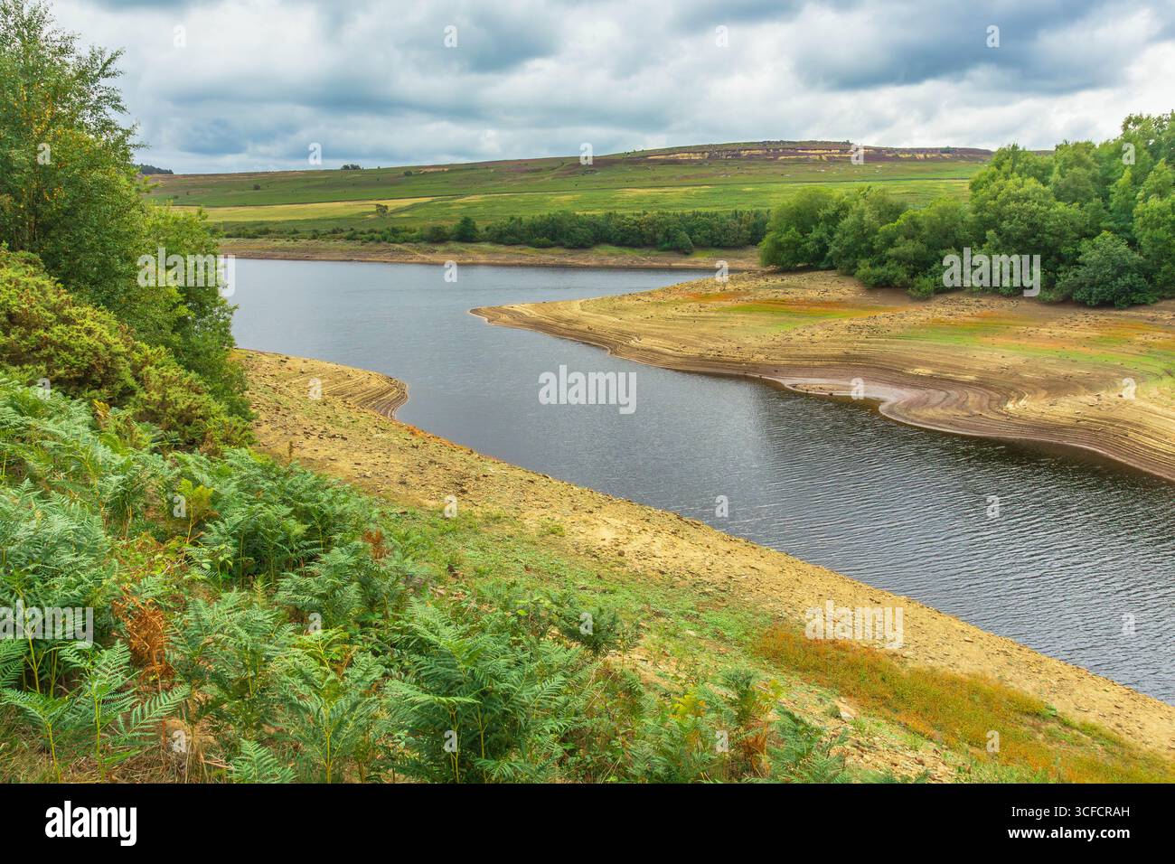 Das Leighton Reservoir in Nidderdale, North Yorkshire im August 2025, als der Wasserstand außergewöhnlich niedrig war und ein Schlauchschlauchverbot eingeführt wurde. Horizontal. Stockfoto