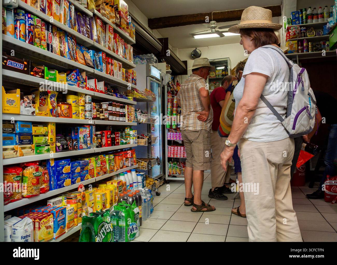 Collioure, Frankreich, People Shopping, Inside, lokale Lebensmittelgeschäfte, Supermarkt in der Nachbarschaft, hochverarbeitete Lebensmittel in den Regalen Stockfoto