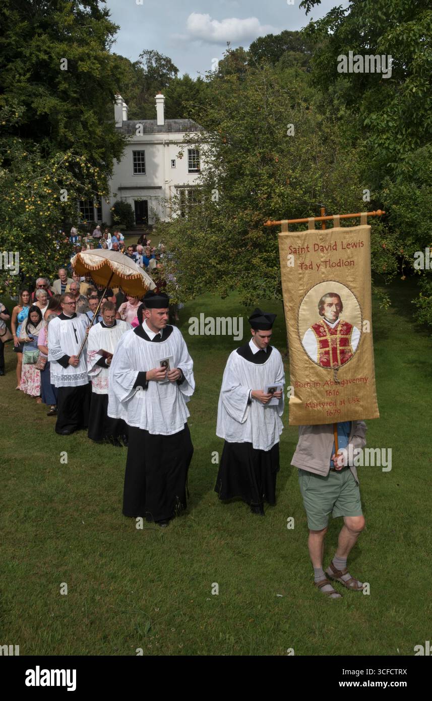 Die jährliche Pilgerfahrt von Saint David Lewis. David Lewis (1616–27. August 1679) war ein katholischer Jesuitenpriester und Märtyrer und war der letzte walisische katholische Priester, der während der Reformation wegen seines Glaubens hingerichtet wurde. Pilger gehen zum Ort der Hinrichtung, jetzt auf dem Gelände eines großen Privathauses. USK, Monmouthshire, Wales, 28. August 2022 2020, Vereinigtes Königreich HOMER SYKES Stockfoto