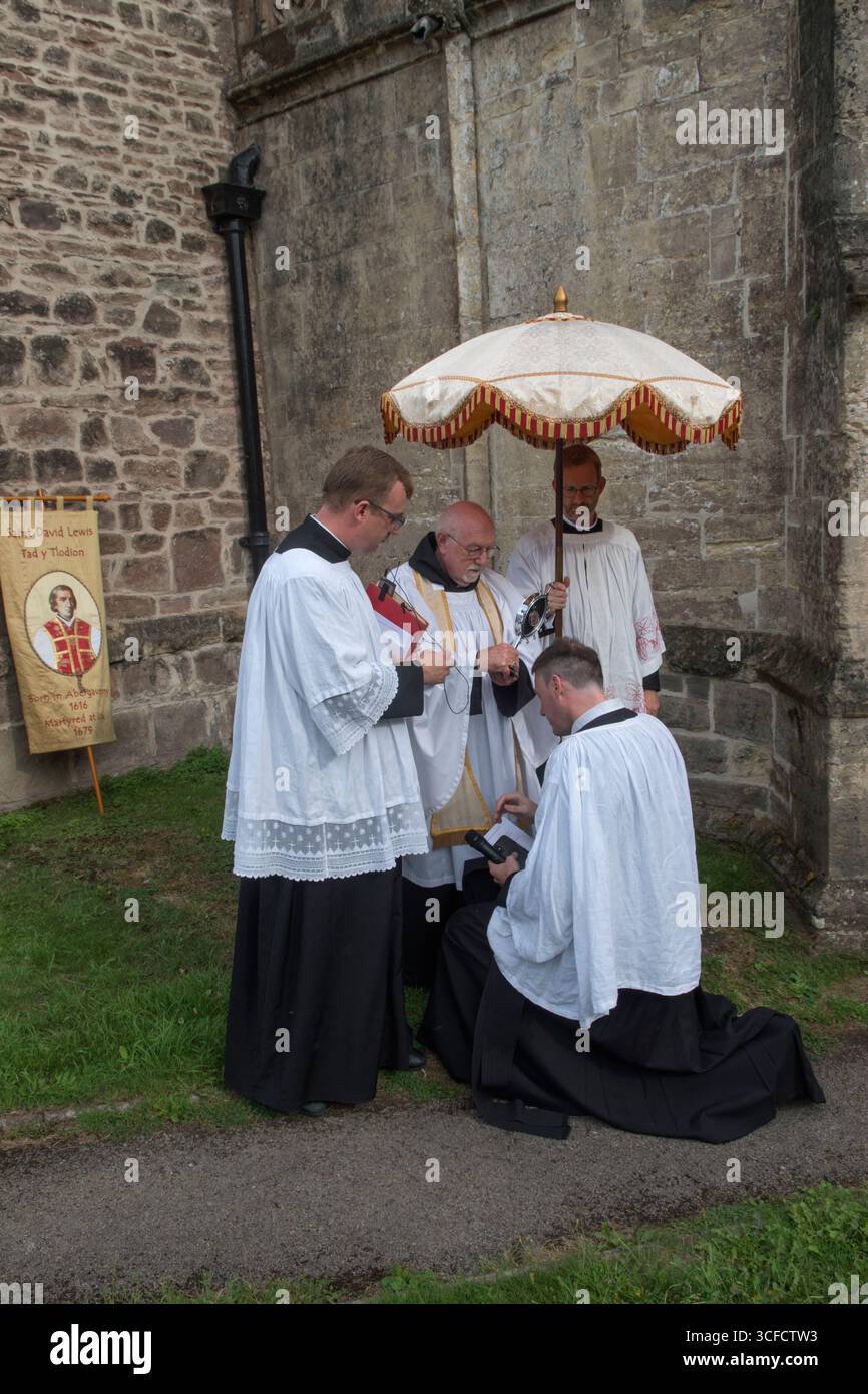 Die jährliche Pilgerfahrt von Saint David Lewis. Verehrung eines katholischen Heiligen Relikt Großbritannien. David Lewis (1616–27. August 1679) war ein katholischer Jesuitenpriester und Märtyrer und war der letzte walisische katholische Priester, der während der Reformation wegen seines Glaubens hingerichtet wurde. Die Priorienkirche St. Maria betet auf der Grabstätte, ein Priester verehrt das Relikt. USK, Monmouthshire, Wales, 28. August 2022. 2020er Jahre Abbott Paul Stonham aus Belmont, der das Relikt hält. HOMER SYKES Stockfoto