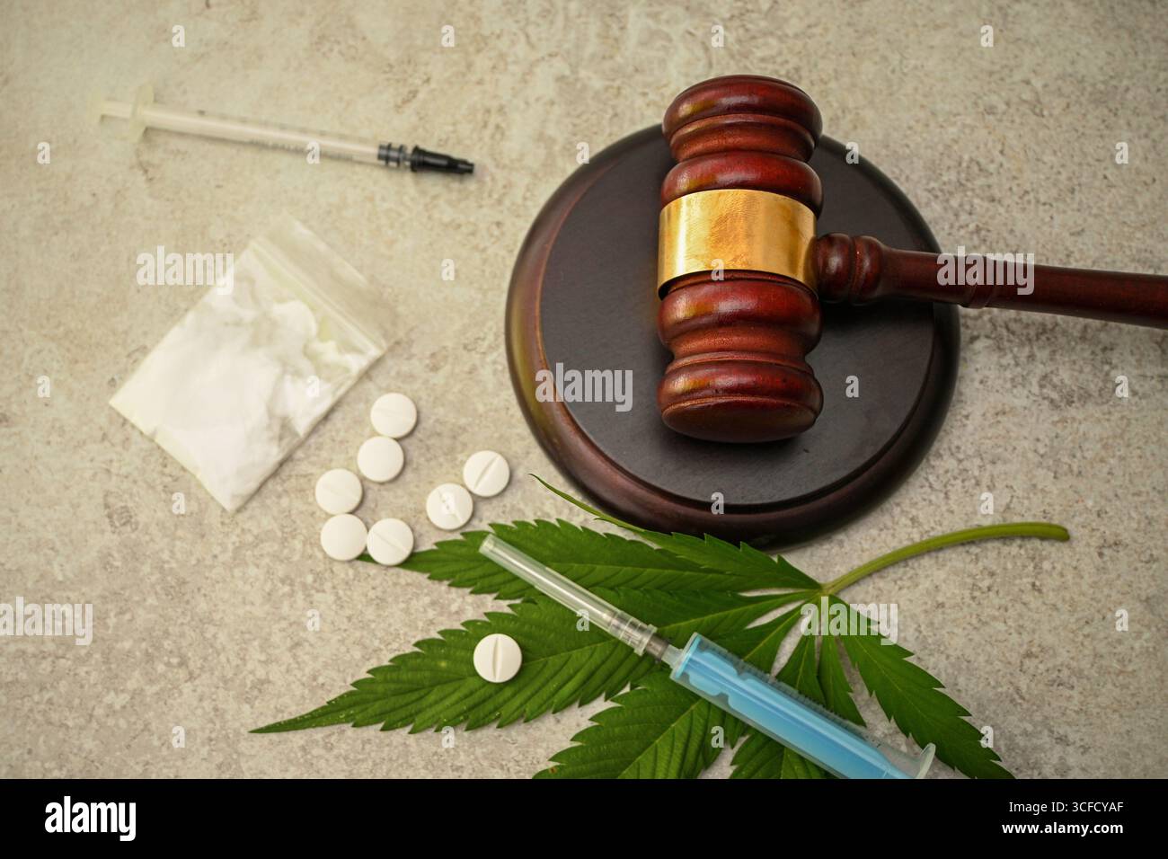 Richter Hamel mit Drogen und Spritze, die Drogenhandel, sucht und Gerechtigkeit darstellen. Stockfoto
