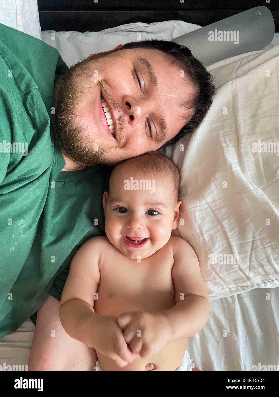 Vater und Baby genießen einen glücklichen Moment Stockfoto