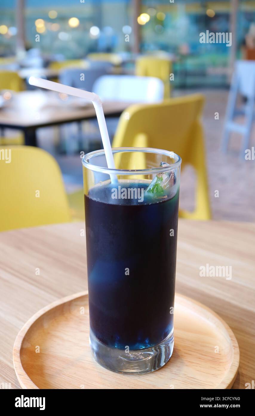 Ein Glas Eisblumenblütentee, ein koffeinfreier Kräutertee, der weltweit beliebt ist Stockfoto