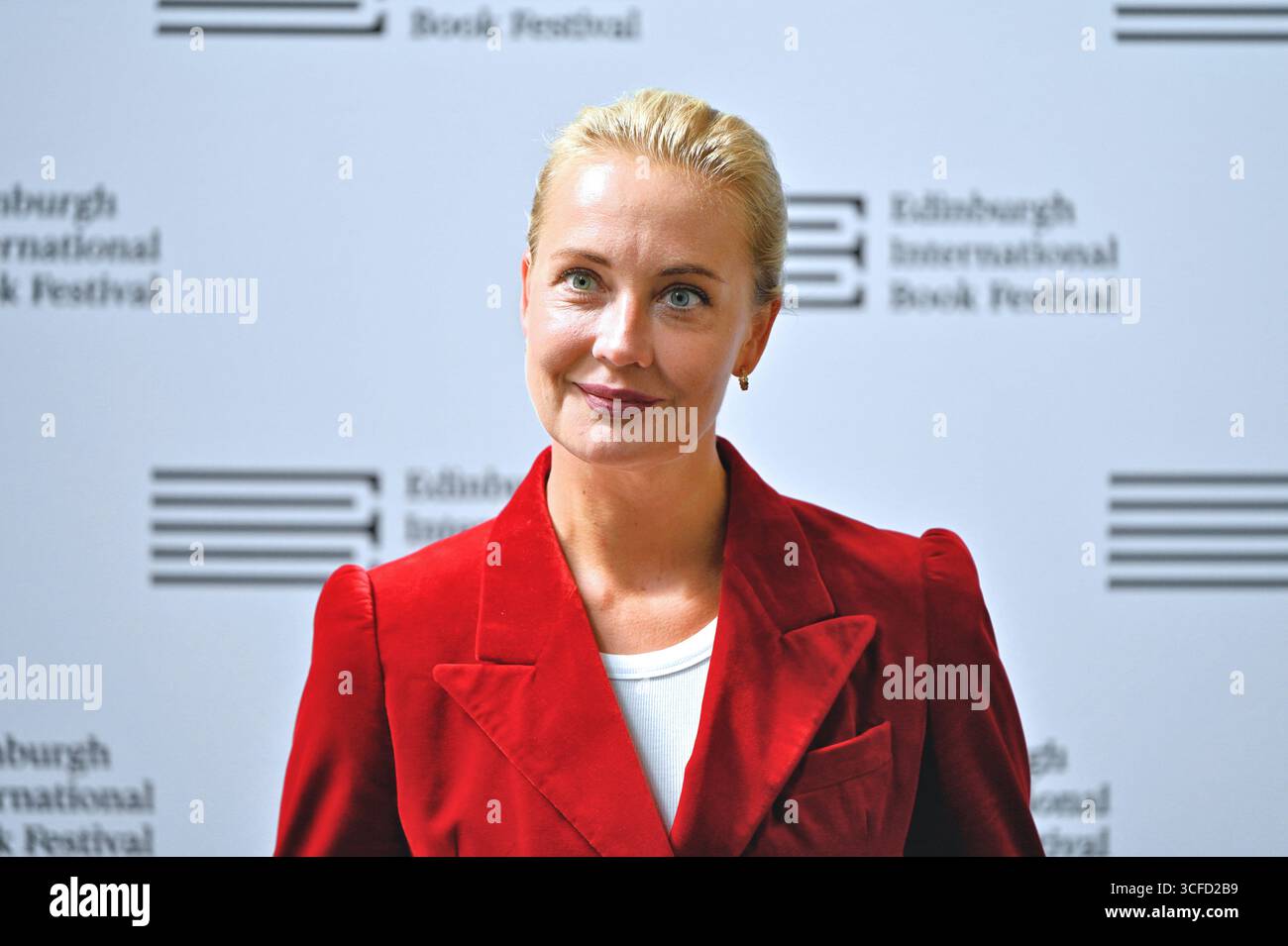 Edinburgh, Schottland, Großbritannien. August 2025. Edinburgh International Book Festival: Julia Navalnaya, russische Persönlichkeit und Ökonom, Witwe des russischen Oppositionsführers Alexej Nawalny beim offiziellen Fotogespräch. Quelle: Craig Brown/Alamy Live News Stockfoto