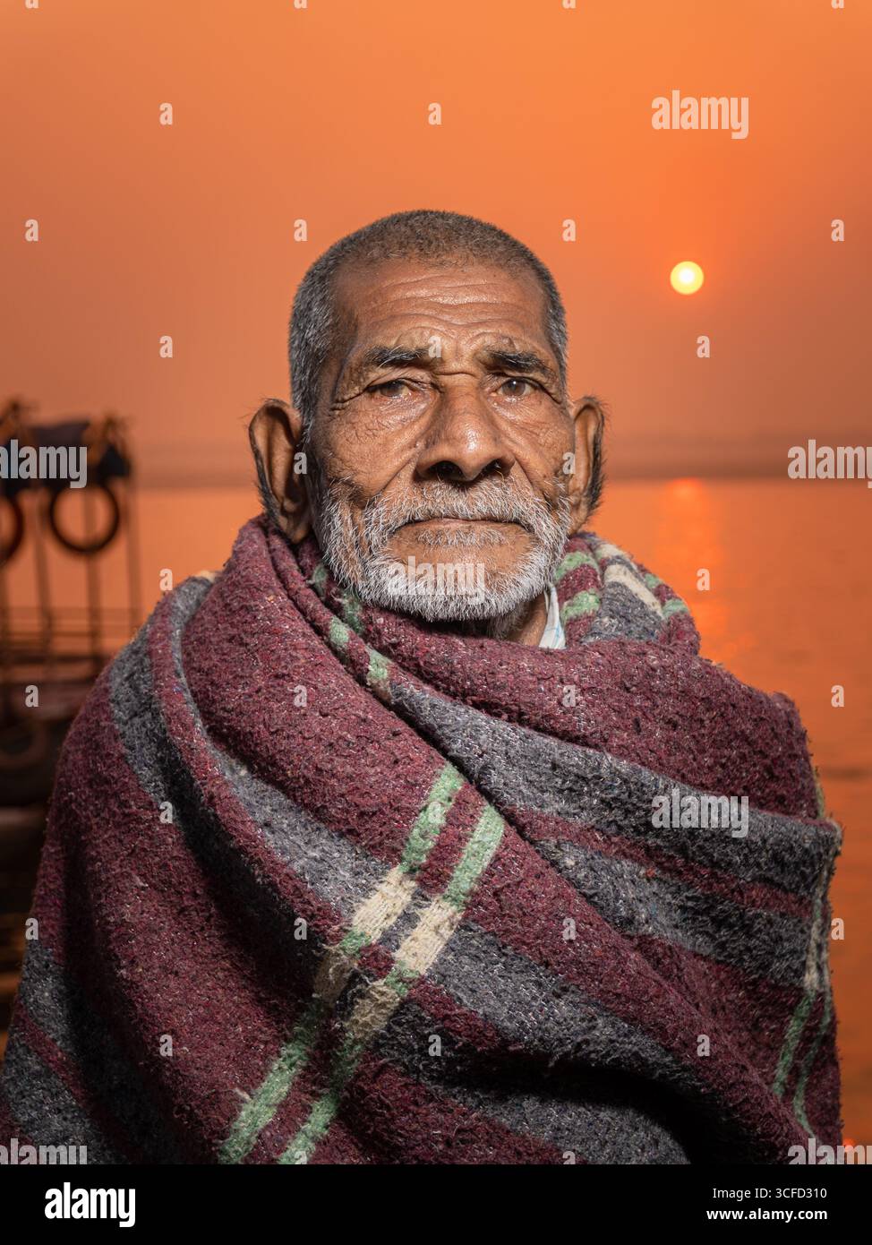 Close-up Porträt eines älteren Indianers in einem Schal am Ufer des Ganges bei Sunrise, Varanasi. Stockfoto