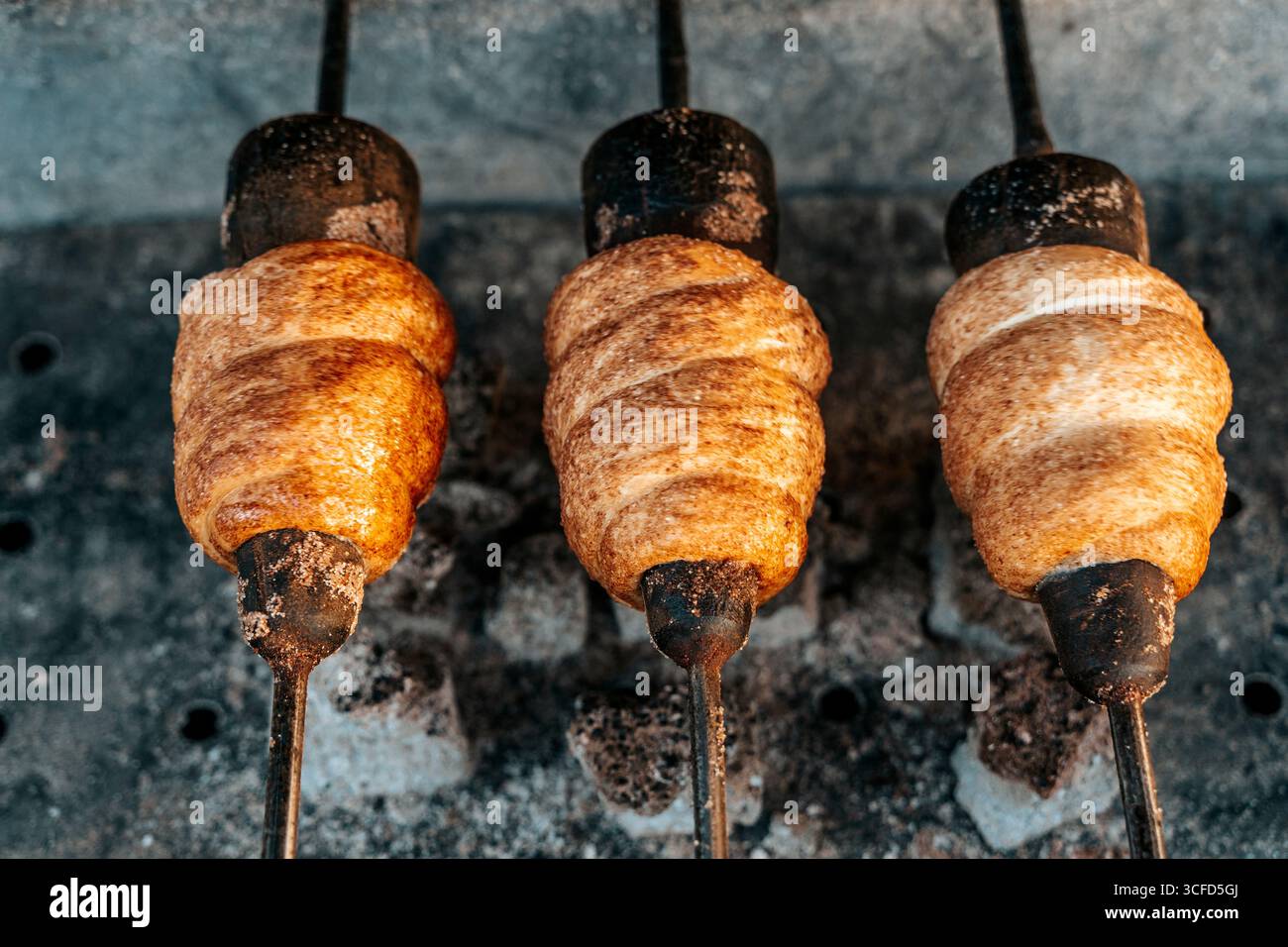 Street Food Trdelnik Backen auf Holzkohle. Traditionelles Gebäck. Hochwertige Fotos Stockfoto