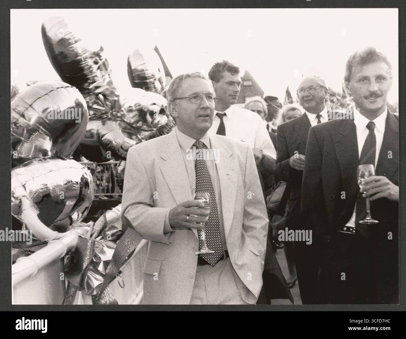 Köln - Sommerfest des 1. FC Köln im Rheingarten. - Im Bild vorne: Der Vorstandsvorsitzende von Ford Deutschland, Albert Caspers (l.) und FC-Profi Frank Greiner. - Im Hintergrund links FC-Spieler Toni Polster und neben ihm der Präsident des 1. FC Köln, Klaus Hartmann. - Foto vom 01.07.1994 Stockfoto