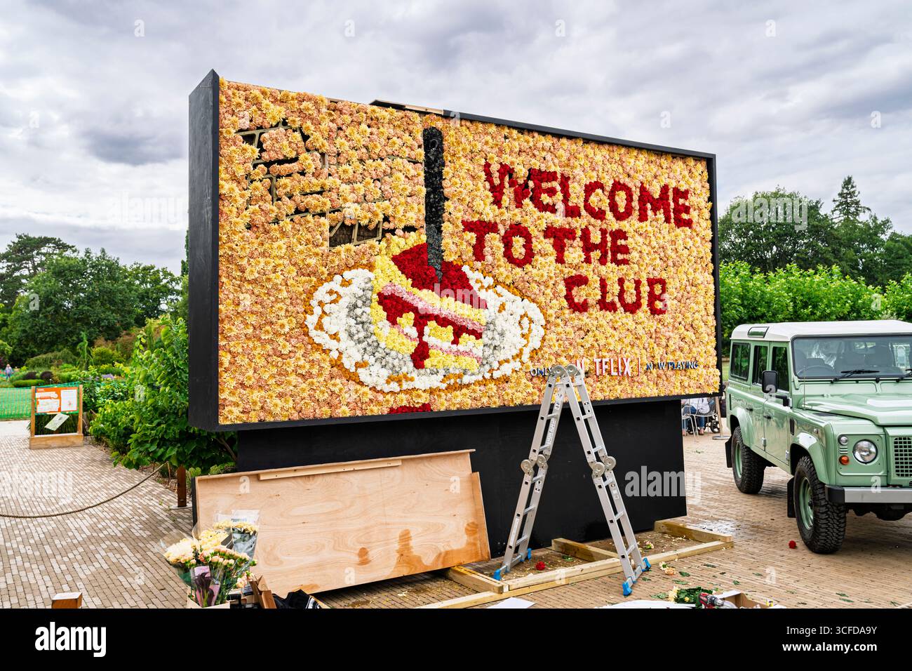 Eine große Plakatwand mit Blumendesign, die die neue Netflix-Serie The Thursday Murder Club im RHS Garden Wisley, Surrey, vorstellt Stockfoto