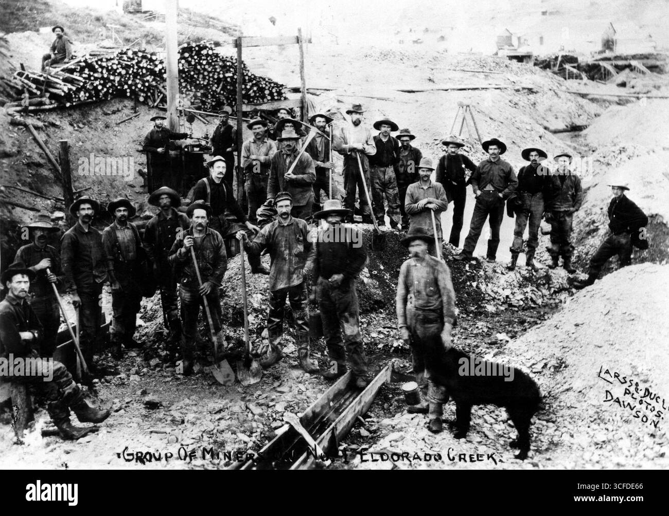 Kanada - Gold Rush - Dawson City Goldminer auf Anspruch Nummer 1 Eldorado arbeiteten am reichsten Plakatbach der Welt. Jay Whipple, der es zuerst gesteckt hat, war für eine Kleinigkeit ausverkauft. Skiff Mitchell, ein Holzfäller aus Eureka, Kalifornien, kaufte es und lebte ein halbes Jahrhundert davon. c.1899 ©TopFoto Stockfoto