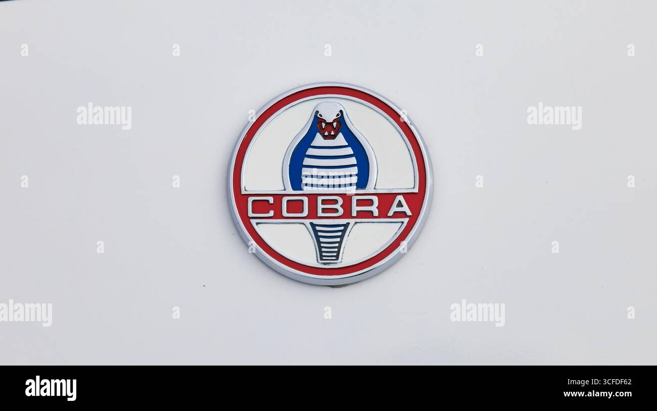 Vintage AC Cobra Kapuzenabzeichen auf weißer Farbe. Stockfoto