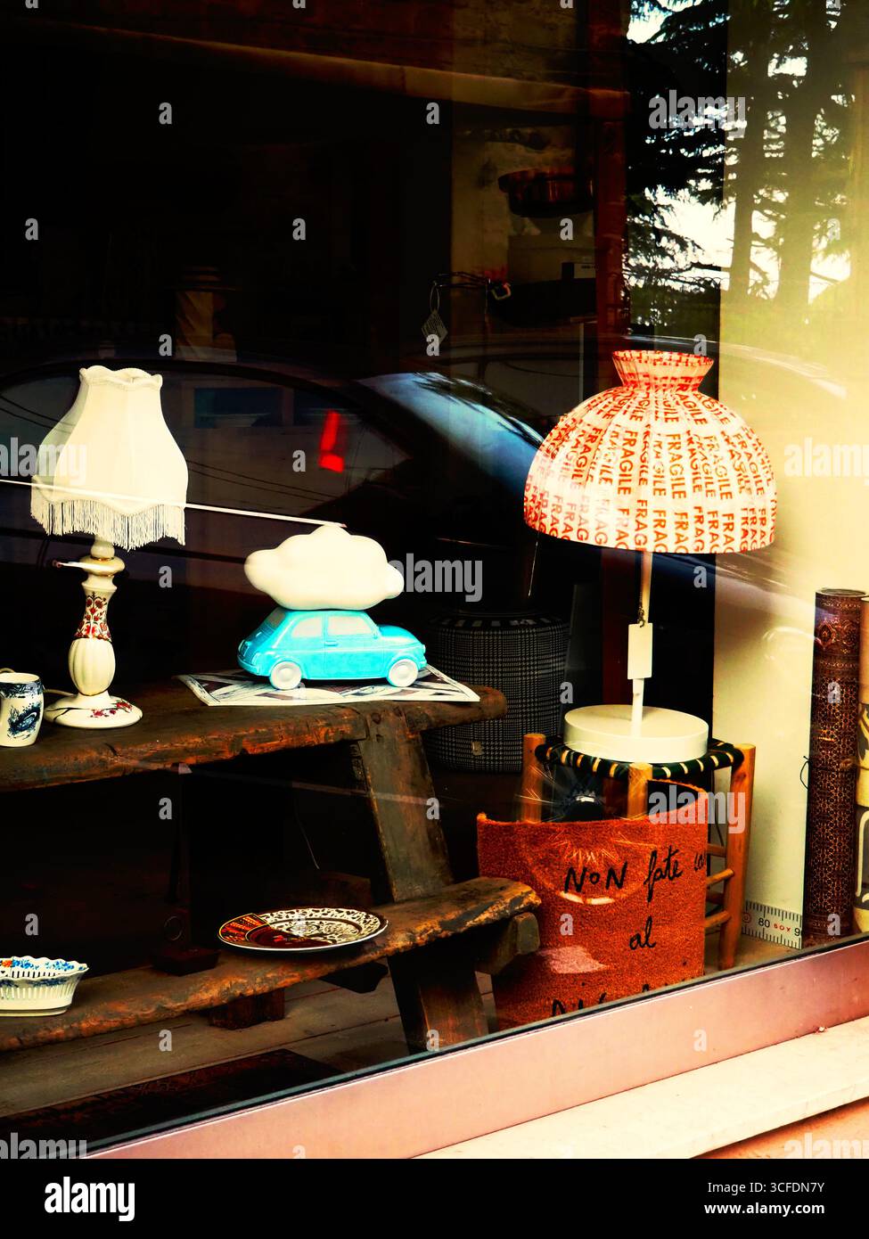 Vintage-Schaufenster in Enna Sizilien mit einzigartigen antiken Lampen Keramik und Straßenreflexen in Glas Stockfoto