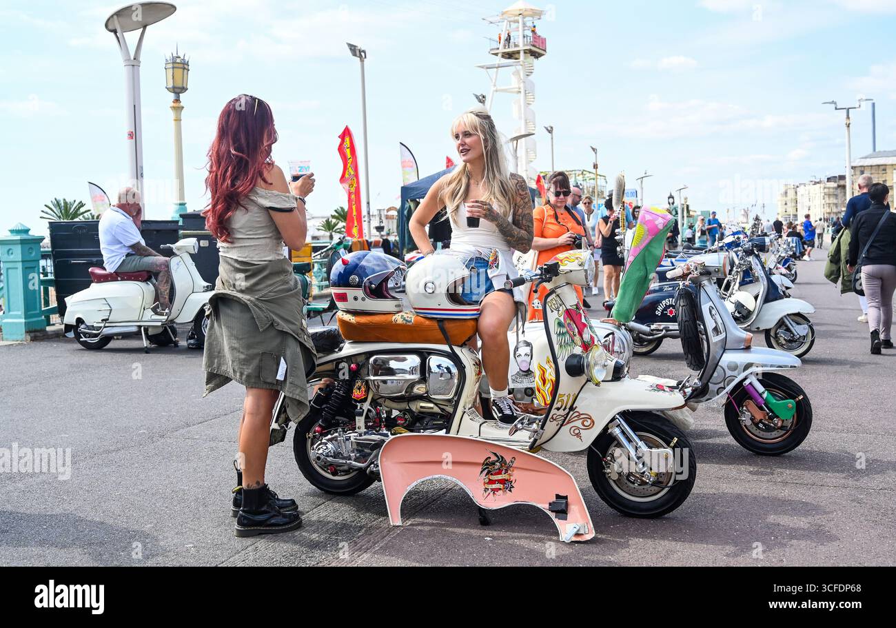 Brighton UK 22 . August 2025 - Hunderte von Mods treffen sich in Brighton zu ihrem jährlichen Mod Weekender Event am kommenden Feiertag . Jedes Jahr im August versammeln sich Mods aus dem ganzen Land in der Stadt mit Besuchern, die ihre Mode und Motorroller bewundern: Credit Simon Dack / Alamy Live News Stockfoto