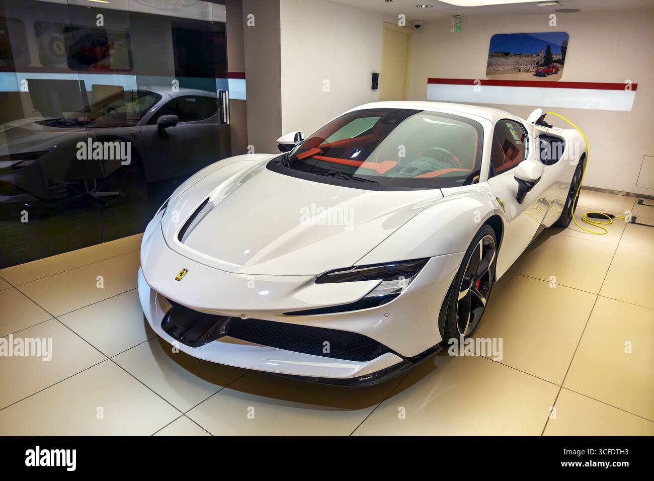 4. Februar 2025, Katar Doha. Moderner Hybrid-Ferrari-Wagen im Ausstellungsraum. Stilvoller, schöner Luxus-Sportwagen. Stockfoto