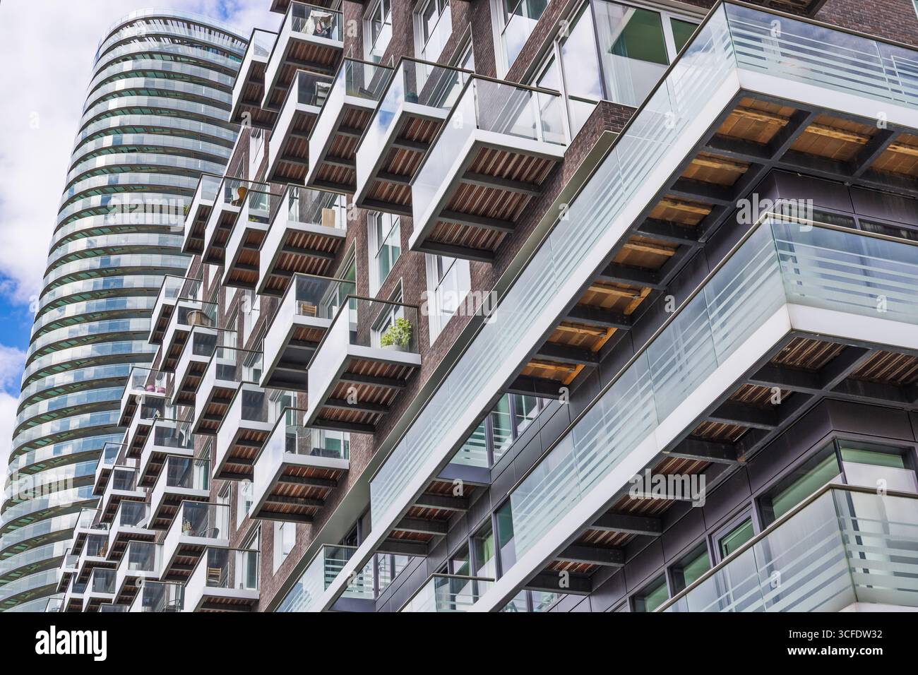 Modernes städtisches Hochhaus mit auskragenden Glasbalkonen und geometrischer modularer Fassade Stockfoto