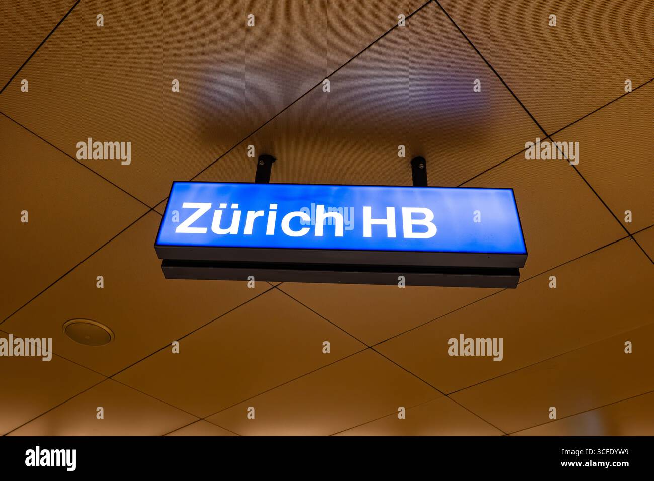 Zürich, Schweiz, 19. August 2025. Beleuchtetes Schild am Hauptbahnhof Zürich HB im unterirdischen Bahnsteig. Ich schaue auf, ohne Leute Stockfoto