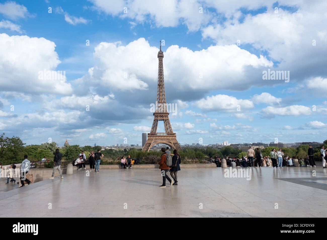 Touristen, die den Eiffelturm vom Trocadero am späten Nachmittag aus besichtigen, Paris, Frankreich, Europa. Stockfoto