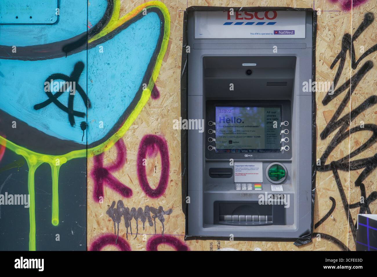 Tesco Geldautomat umgeben von Graffiti Stockfoto