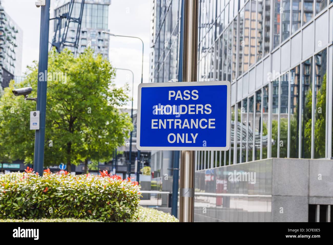 Pass Holders Entrance Only Schild am Bürokomplex, eingeschränkter Zugang in der Stadt Stockfoto
