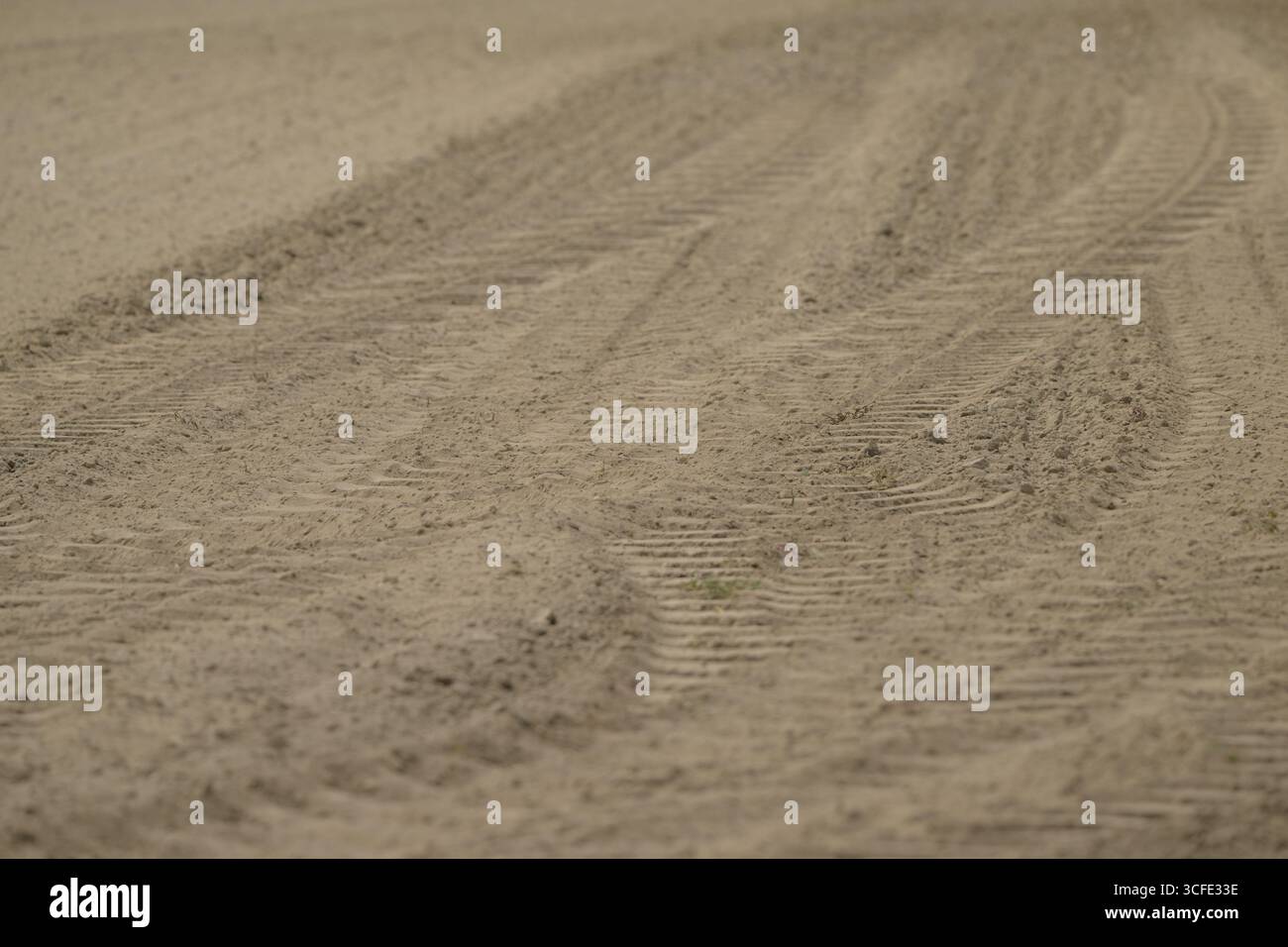 , Deutschland, 22.08.2025, Reifenspuren von landwirtschaftlichen Maschinen auf trockenem Ackerboden. Stockfoto