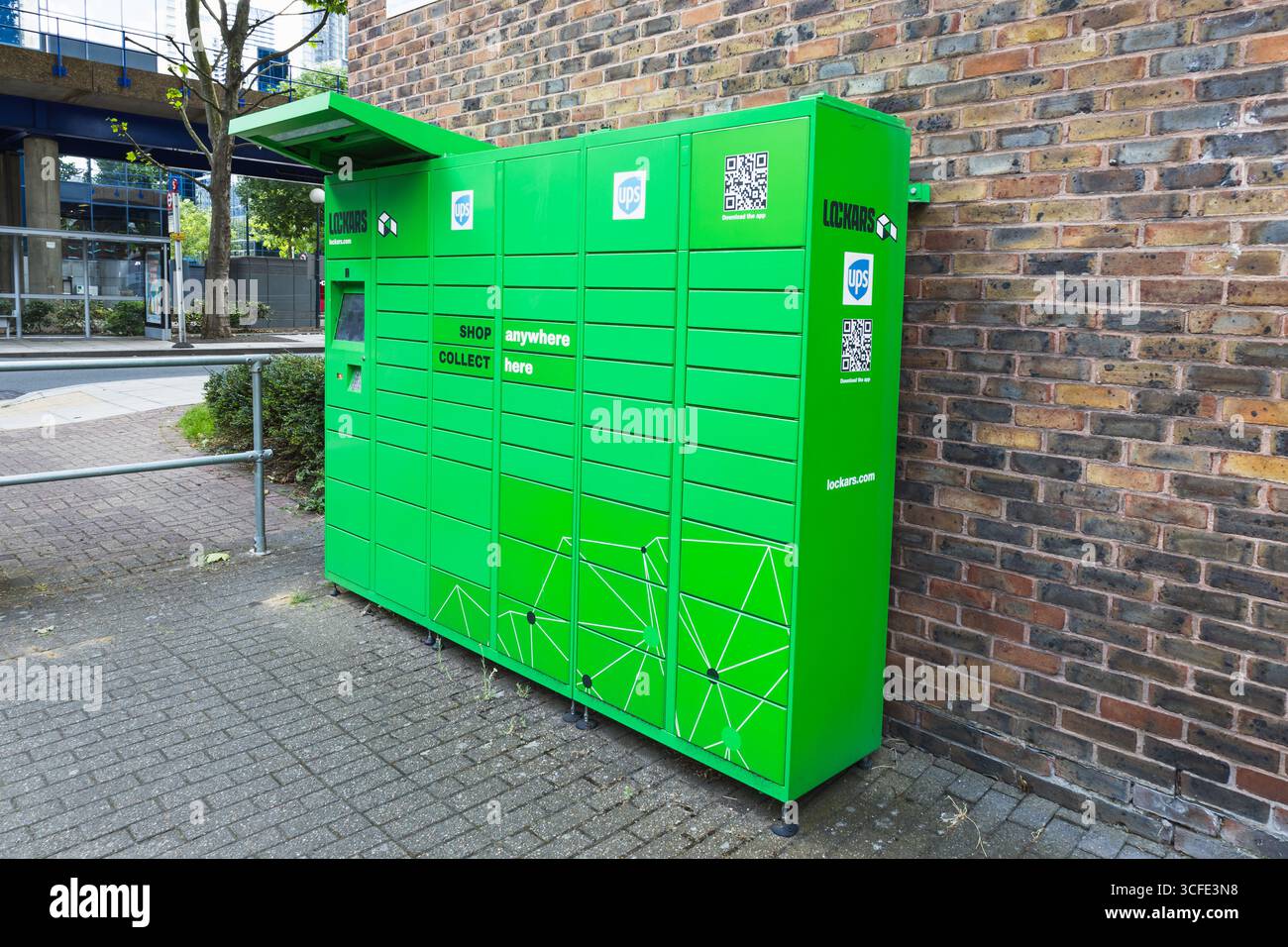 UPS-Paketschließfach, Selbstbedienungsabholung am Bahnhof. London, UK, 16. Juni 2024 Stockfoto