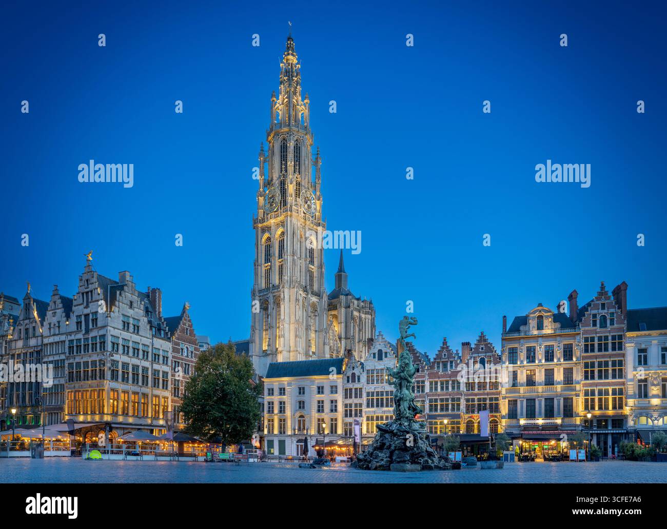 Grote Markt, der zentrale Platz von Antwerpen, Belgien, wurde während der blauen Stunde eingenommen. Die historischen Gildensäle und das Rathaus sind beleuchtet Stockfoto