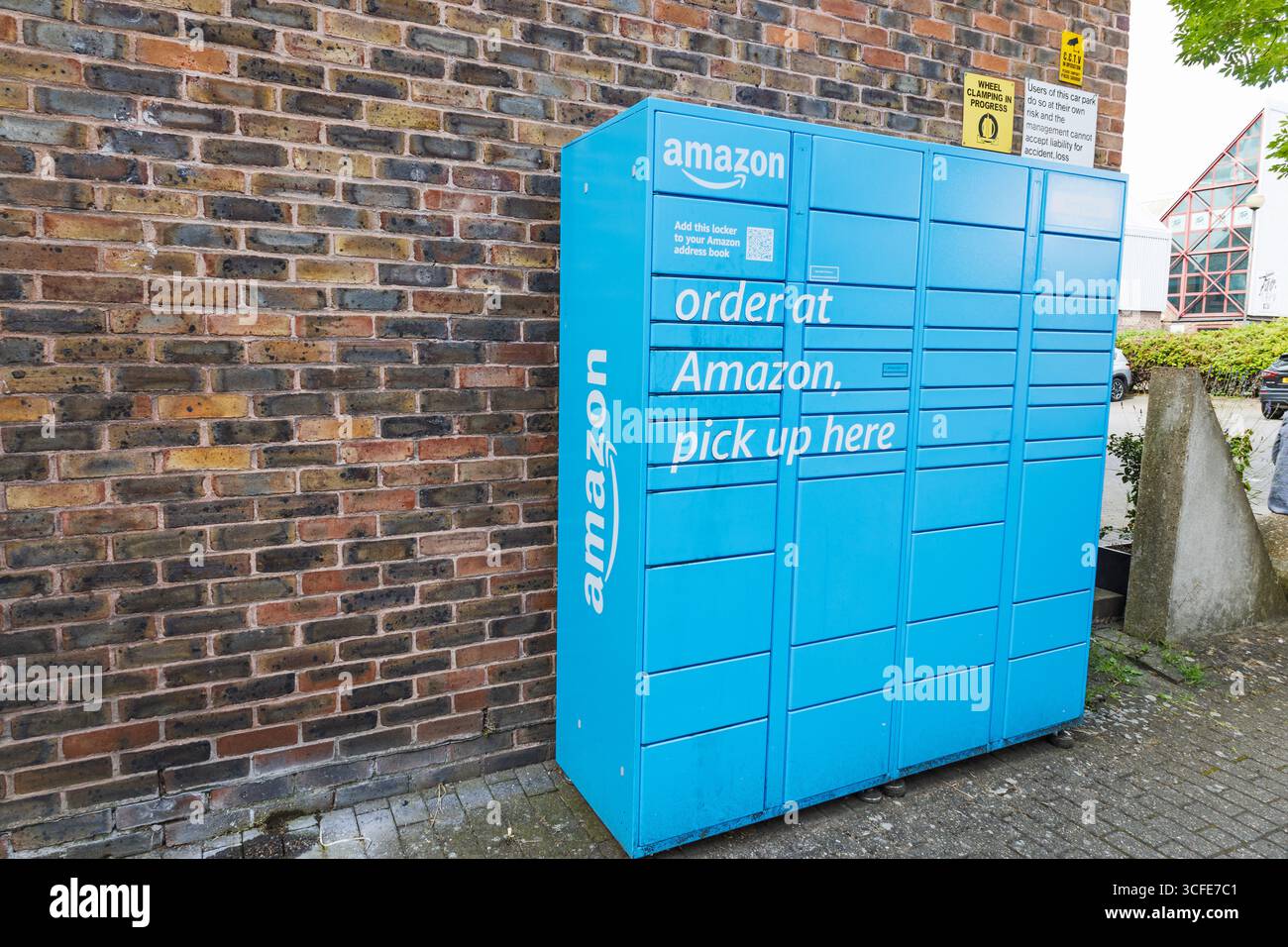 Versandstation für Paketabholung im Amazon-Schließfach, Zustellzentrum für Selbstbedienung. London, UK, 16. Juni 2024 Stockfoto