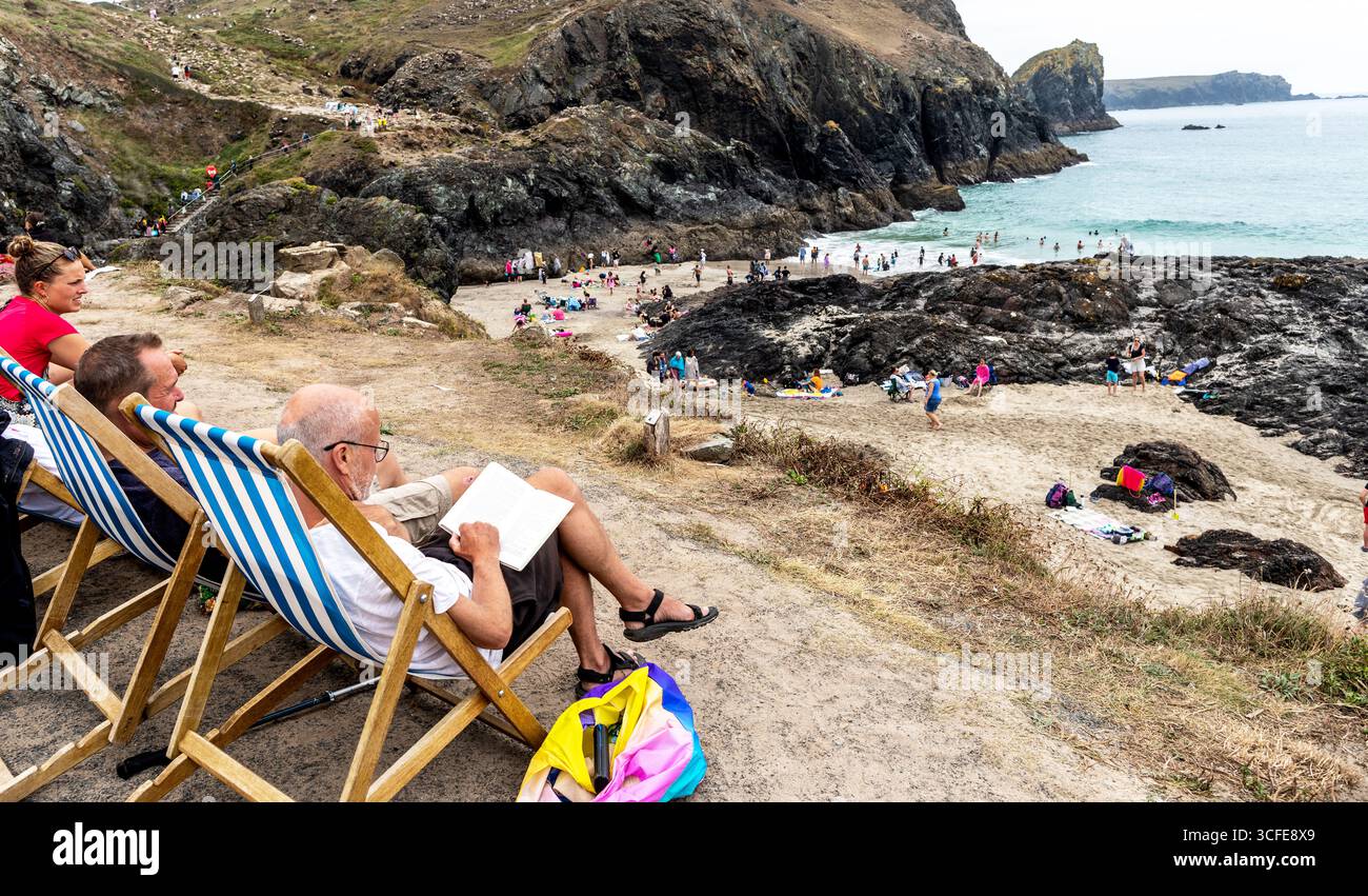 Ein Mann liest ein Buch in Kynance Cove, der Lizard Cornwall UK Stockfoto