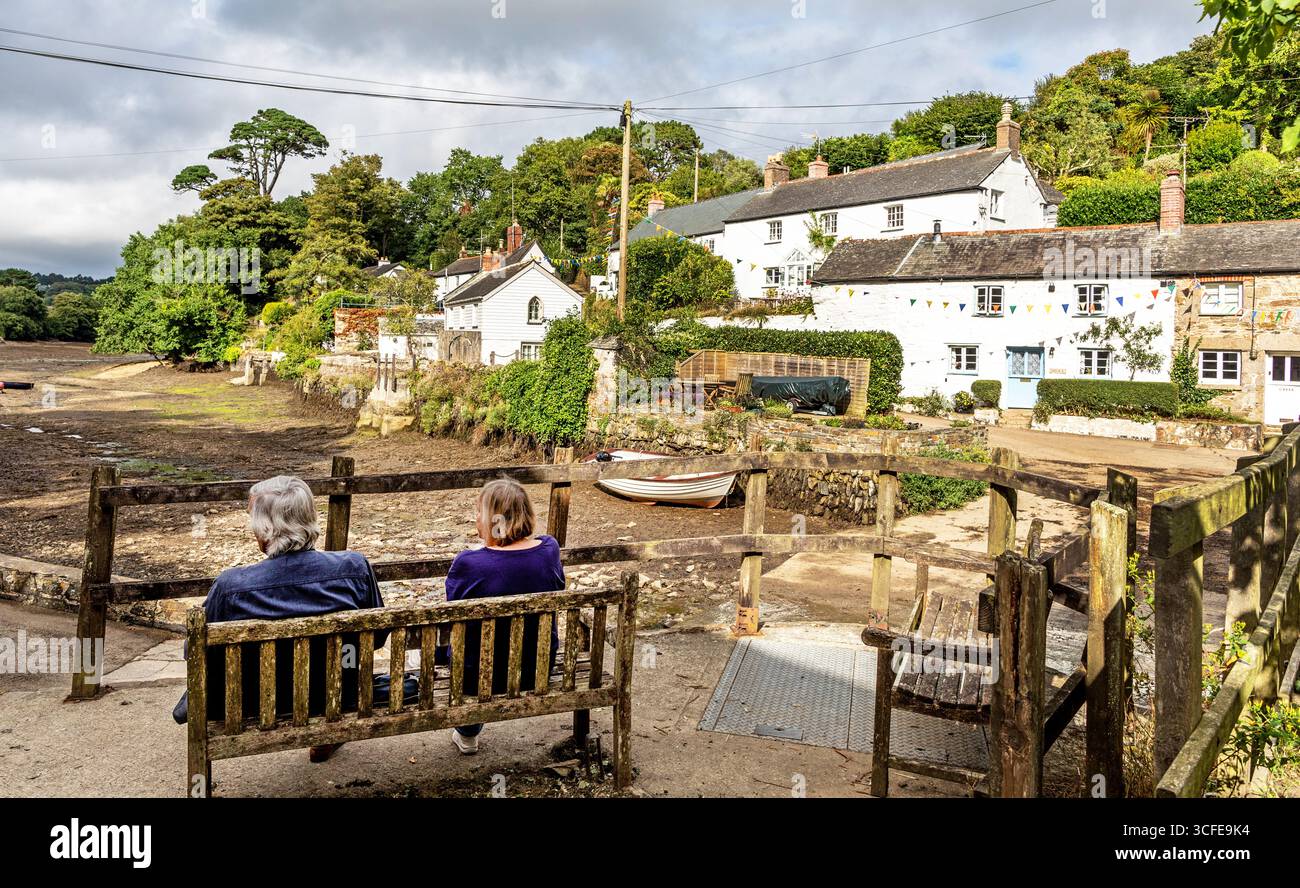 Pensioniertes Paar in Helford Cornwall, Großbritannien Stockfoto
