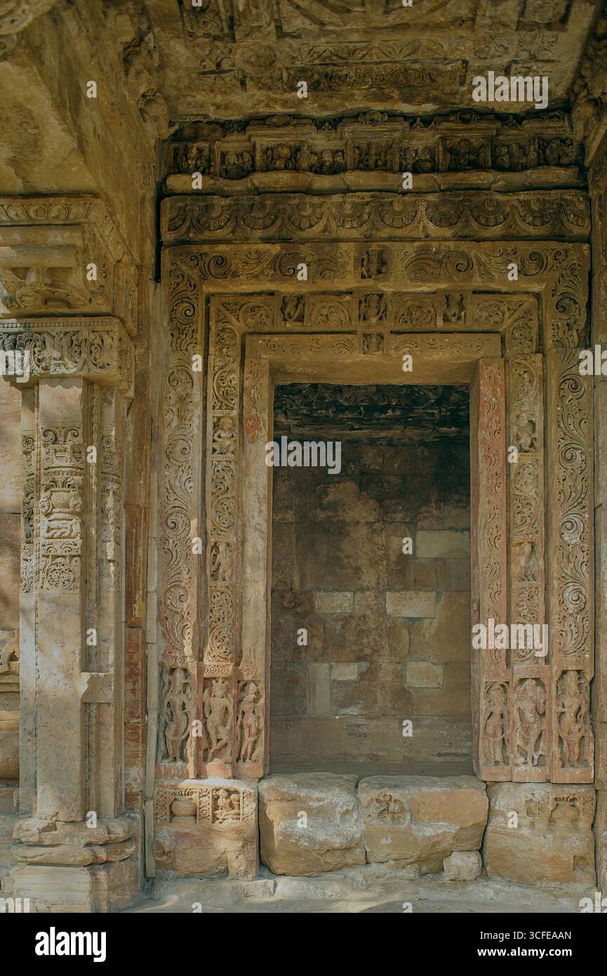 02 15 2010 Steinschnitzerei in Mandir Khed-Roda Gruppe von Denkmälern umfasst sieben Hindutempel aus dem 8. Und 9. Jahrhundert. Khed Chandarni Himatnagar Sabar Stockfoto