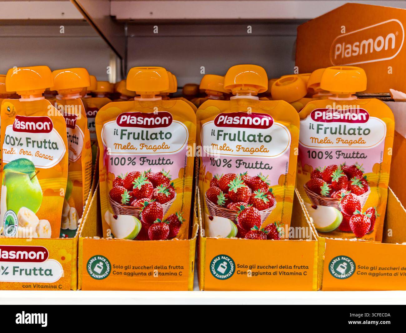 Italien - 22. August 2025: Plasmon-Apfel- und Erdbeerfrucht-Smoothie für die Ernährung von Kindern in Paketen in Supermarktregalen. Plasmon ist Stockfoto
