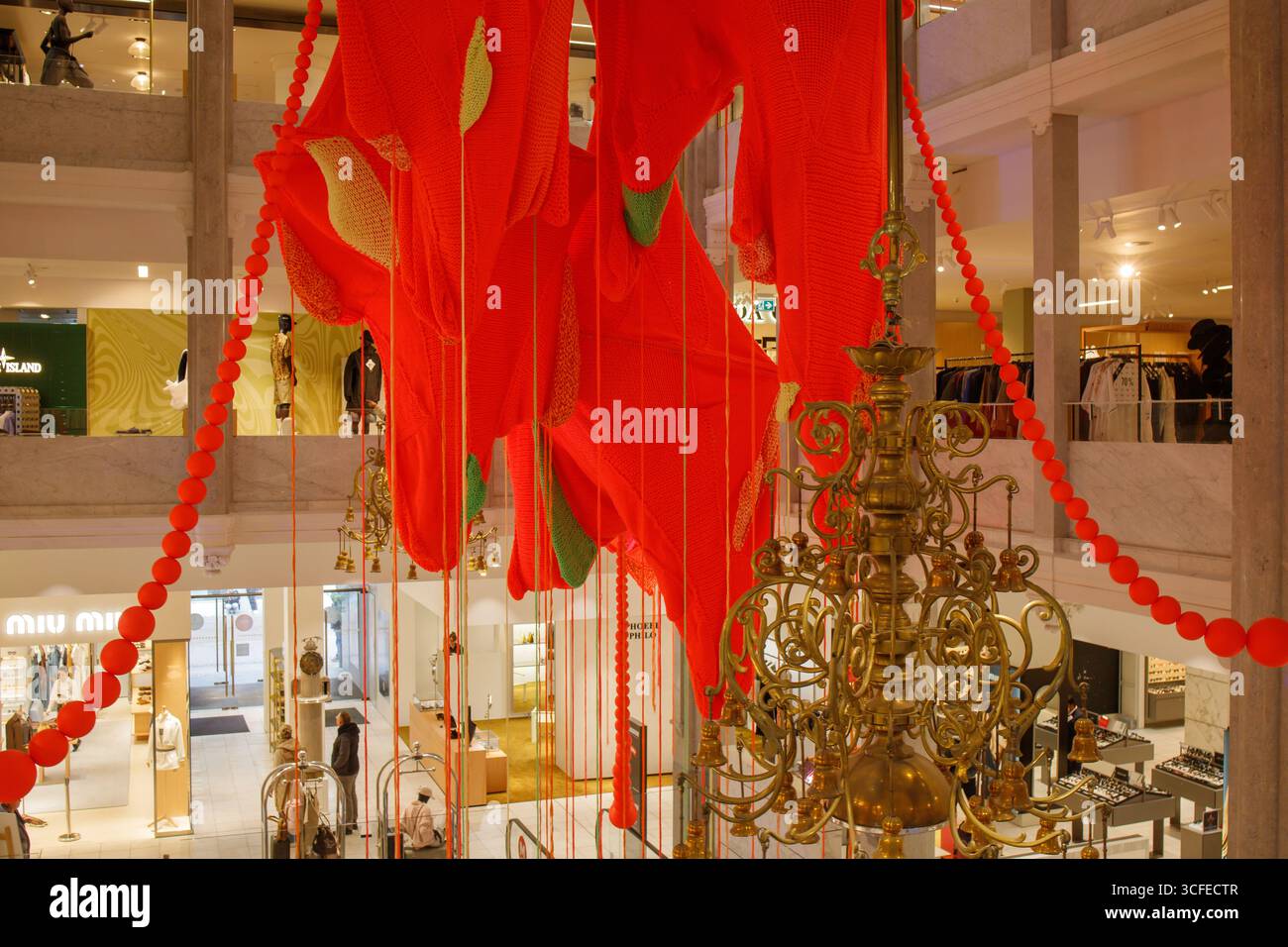 ILLUM Mall ungewöhnliches Innendesign. Beliebter Modeort mit vielen Luxusgeschäften in Kopenhagen, Dänemark. Stockfoto